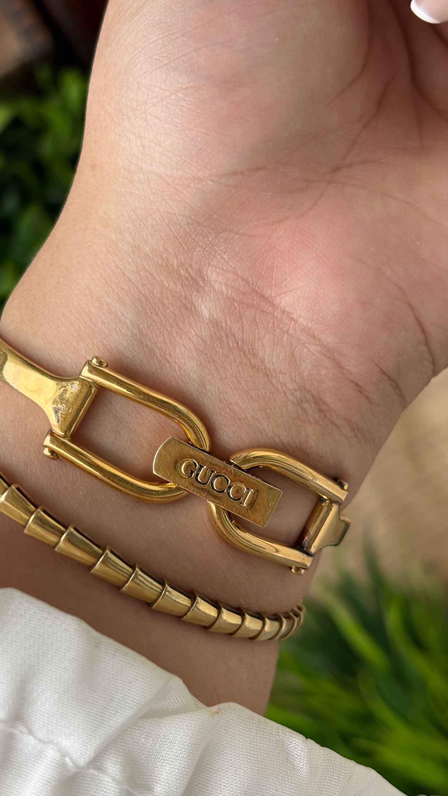 Vintage Gucci Swiss 1500L Bangle Watch in Gold Tone Gold Dial Quartz #00619