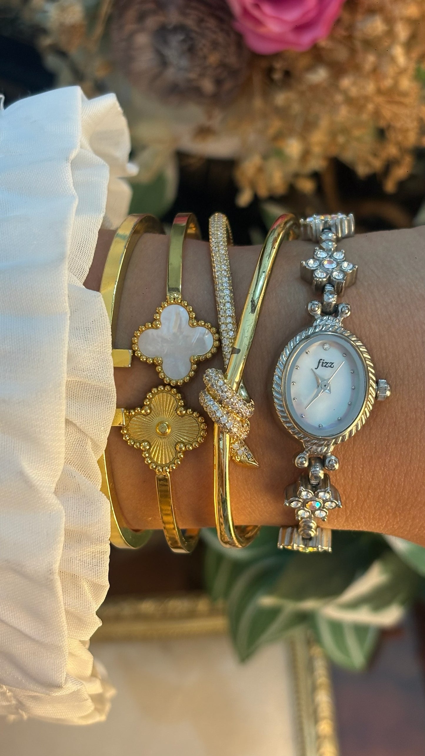 Rare Dainty Vintage Fizz Flower Bracelet Watch in Silver Tone Mother of Pearl Dial Quartz