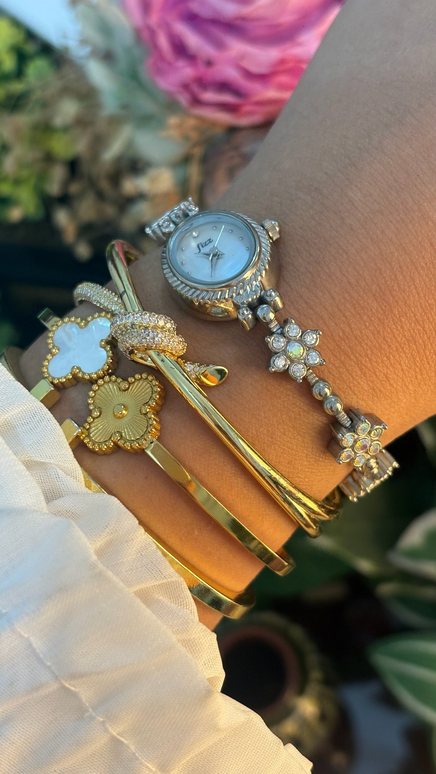 Rare Dainty Vintage Fizz Flower Bracelet Watch in Silver Tone Mother of Pearl Dial Quartz