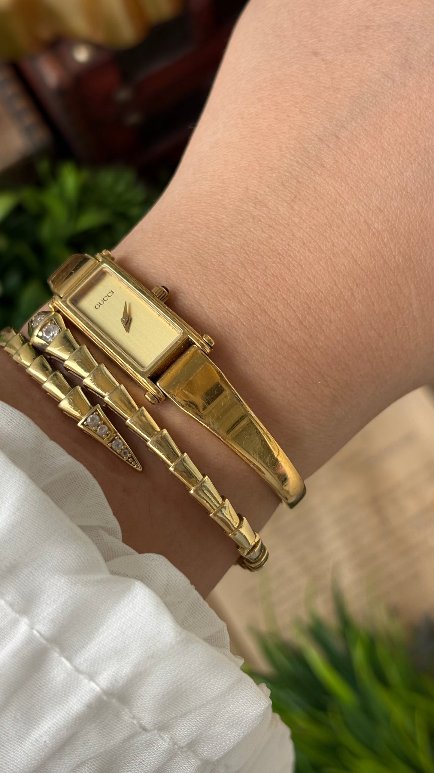 Vintage Gucci Swiss 1500L Bangle Watch in Gold Tone Gold Dial Quartz #00619