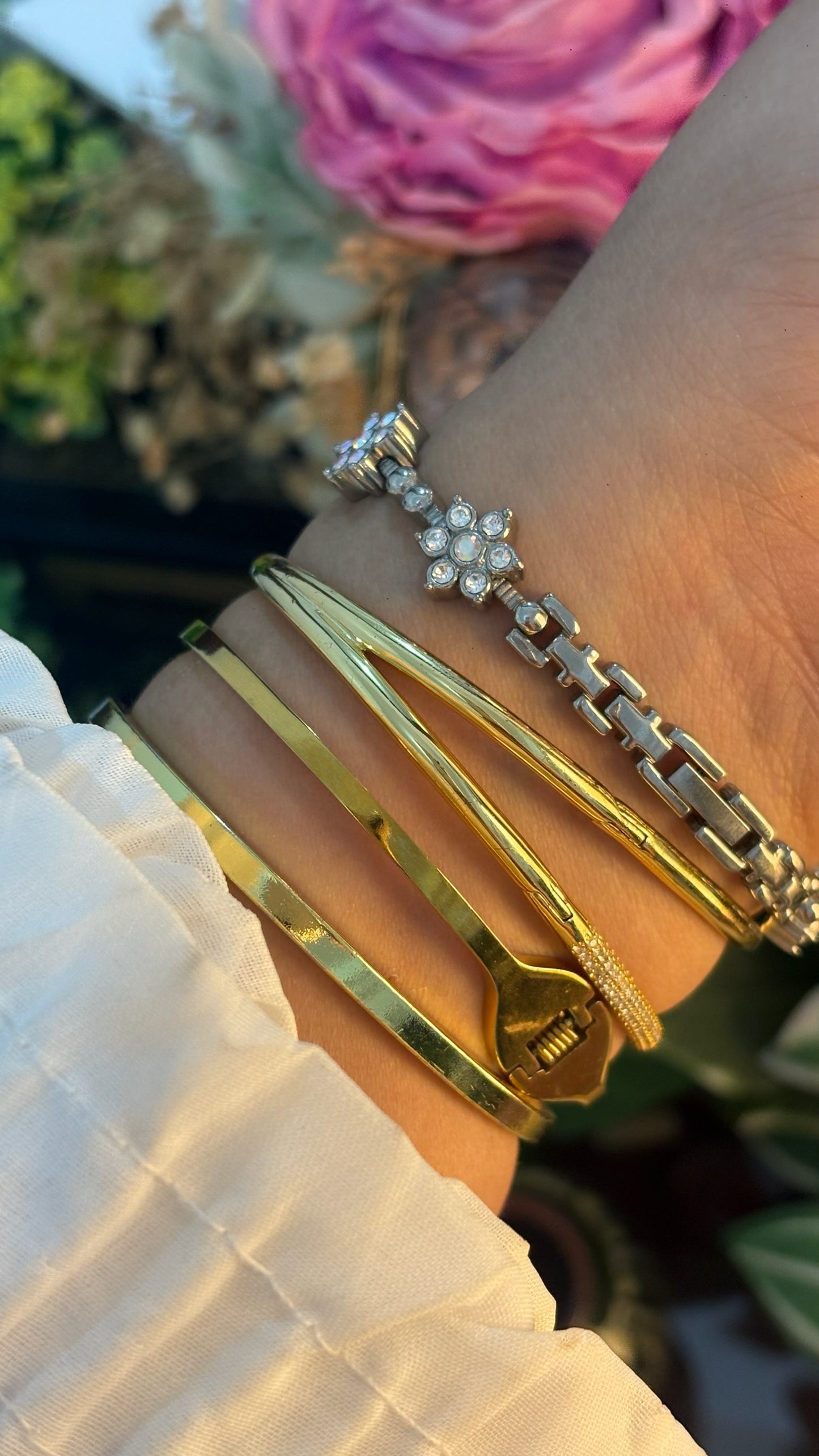 Rare Dainty Vintage Fizz Flower Bracelet Watch in Silver Tone Mother of Pearl Dial Quartz