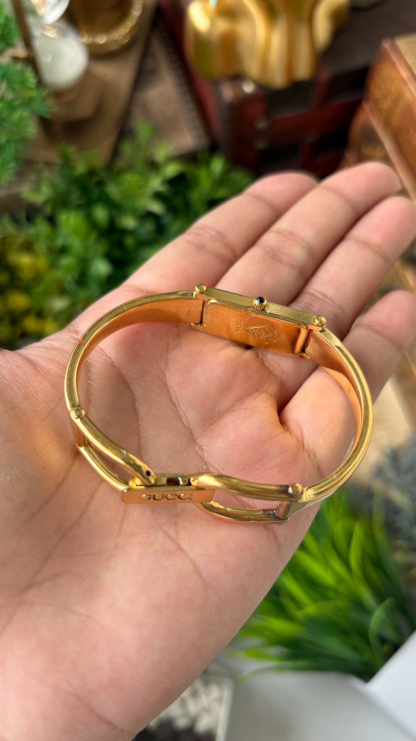 Vintage Gucci Swiss 1500L Bangle Watch in Gold Tone Gold Dial Quartz #00619