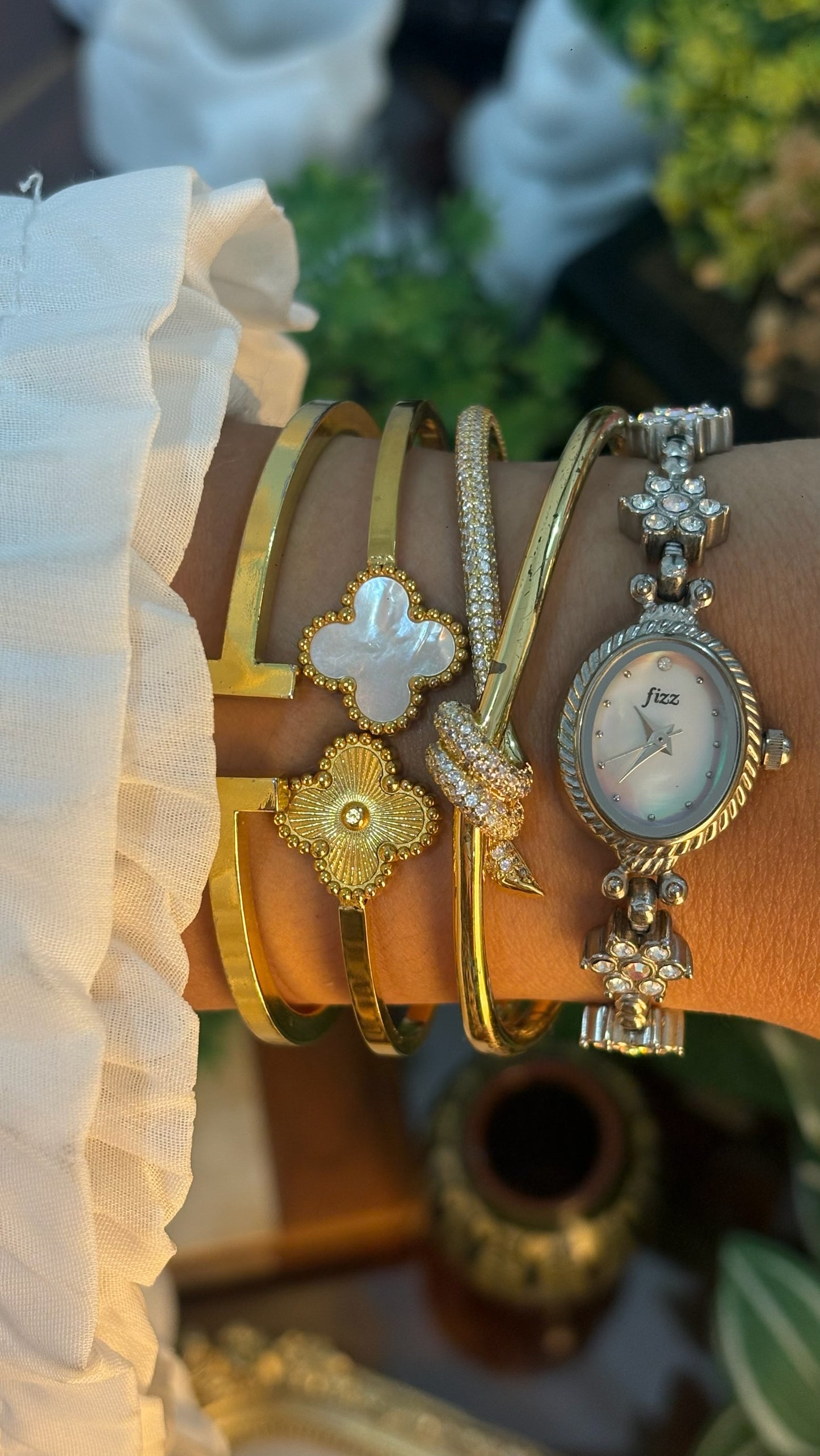 Rare Dainty Vintage Fizz Flower Bracelet Watch in Silver Tone Mother of Pearl Dial Quartz