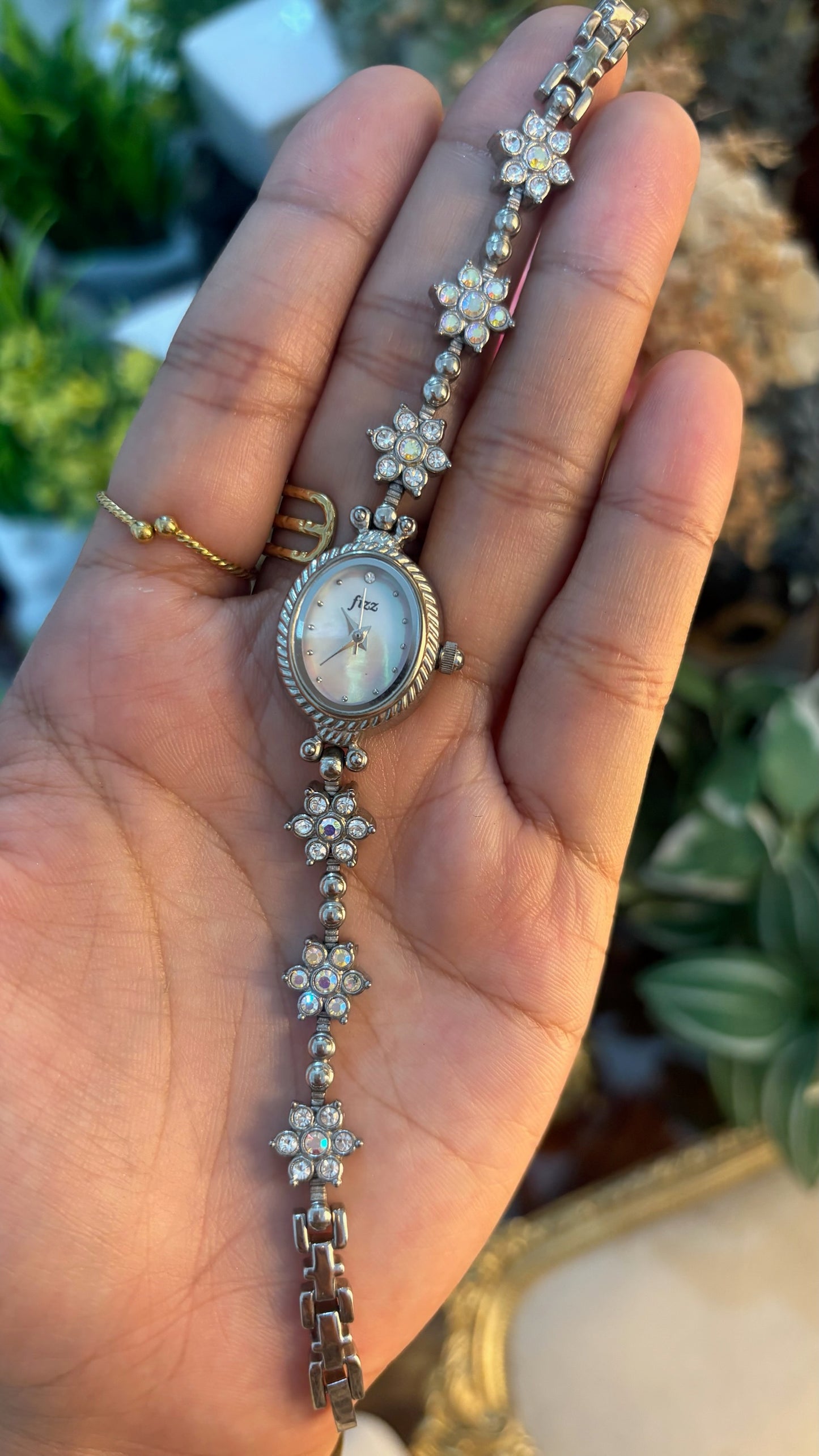 Rare Dainty Vintage Fizz Flower Bracelet Watch in Silver Tone Mother of Pearl Dial Quartz