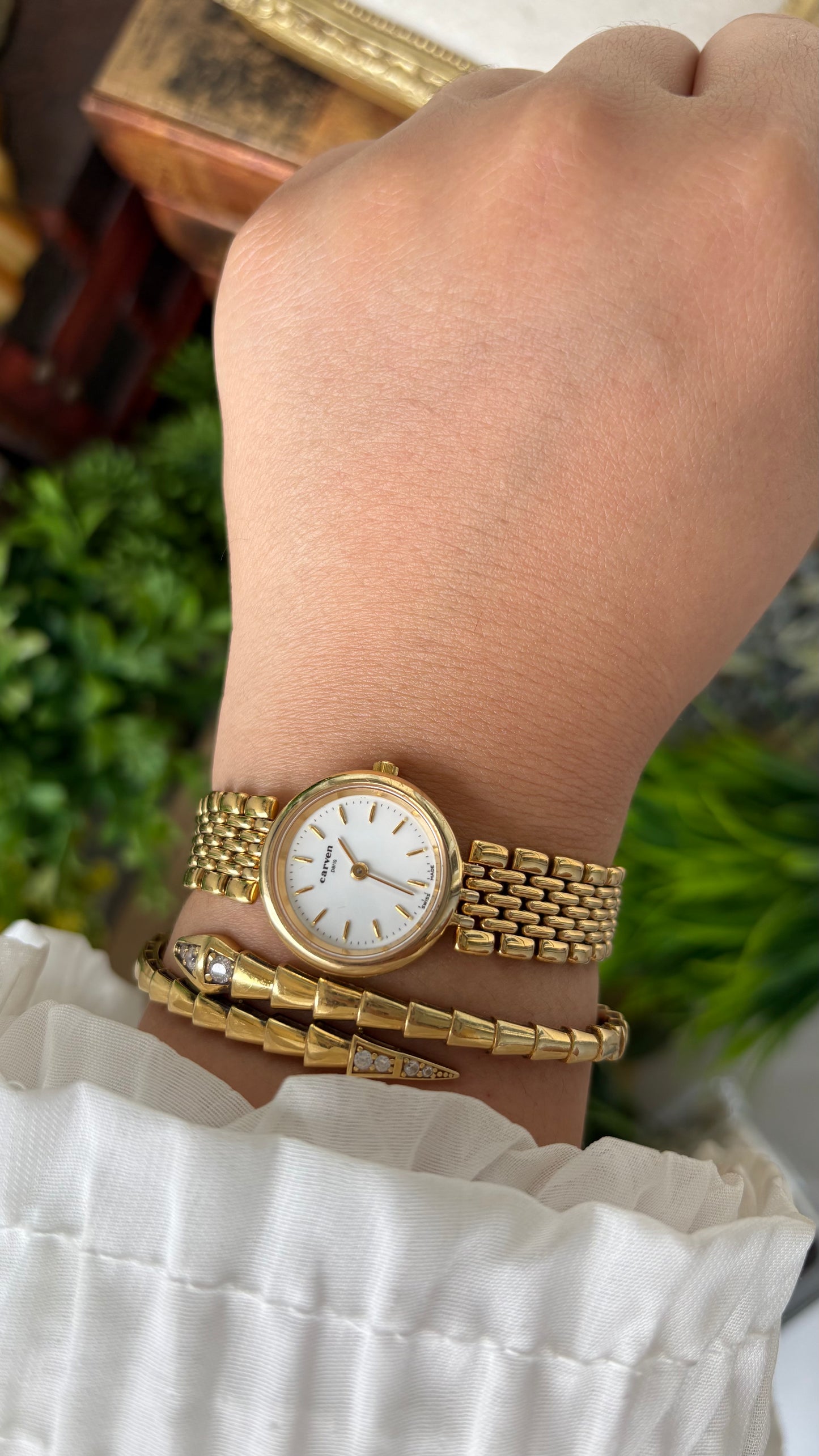 Vintage Dainty Carven Paris Swiss Classic Watch in Gold Tone Swiss Quartz #00632