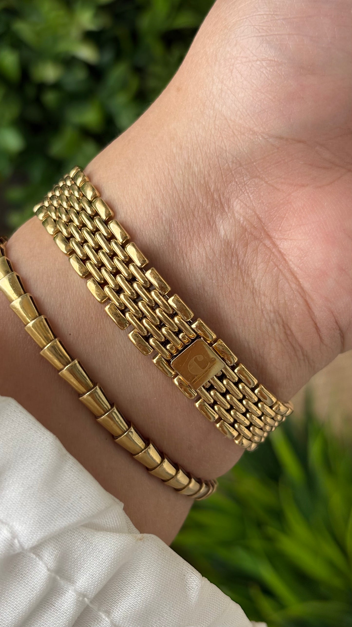 Vintage Dainty Carven Paris Swiss Classic Watch in Gold Tone Swiss Quartz #00632