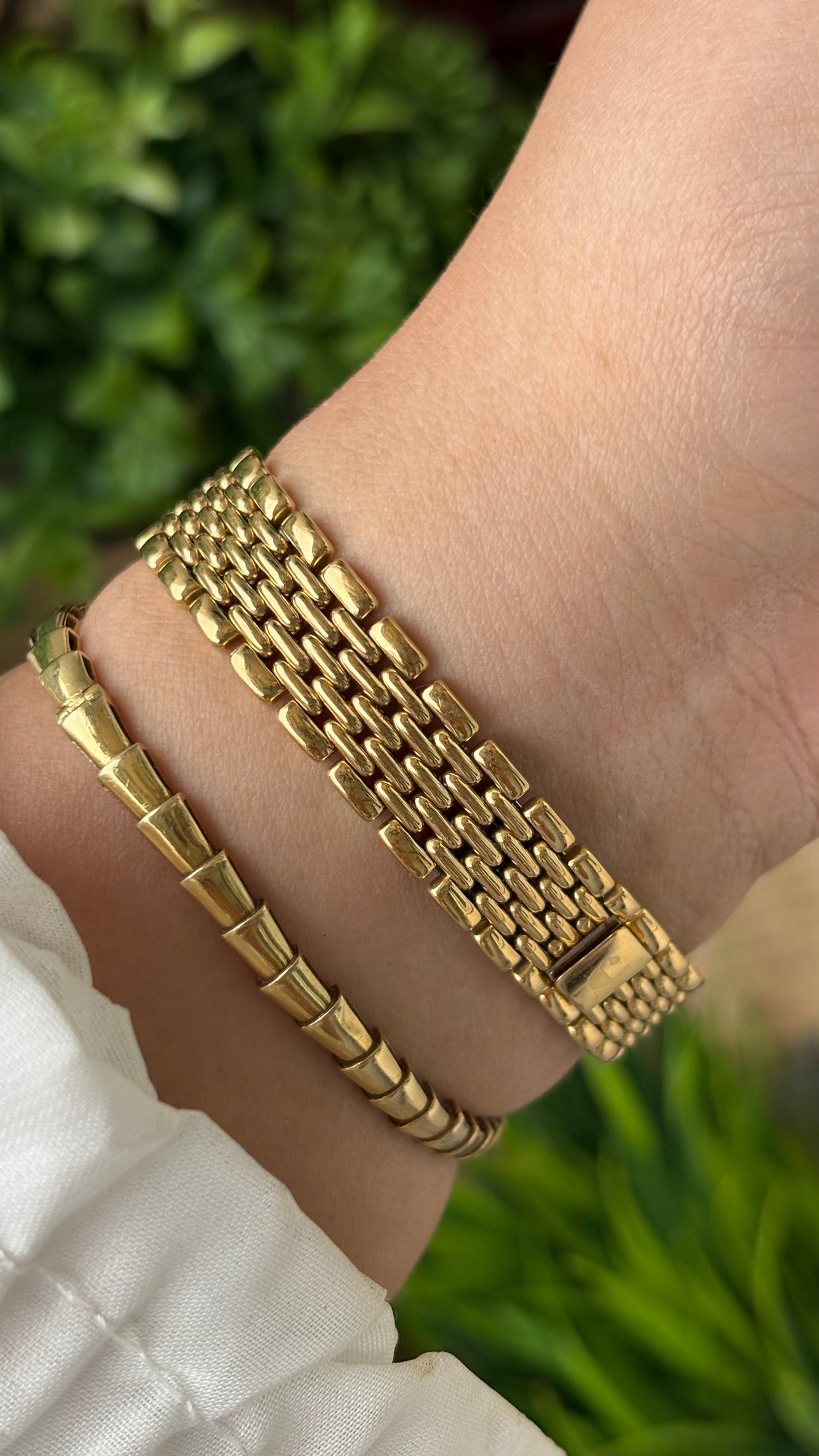 Vintage Dainty Carven Paris Swiss Classic Watch in Gold Tone Swiss Quartz #00632