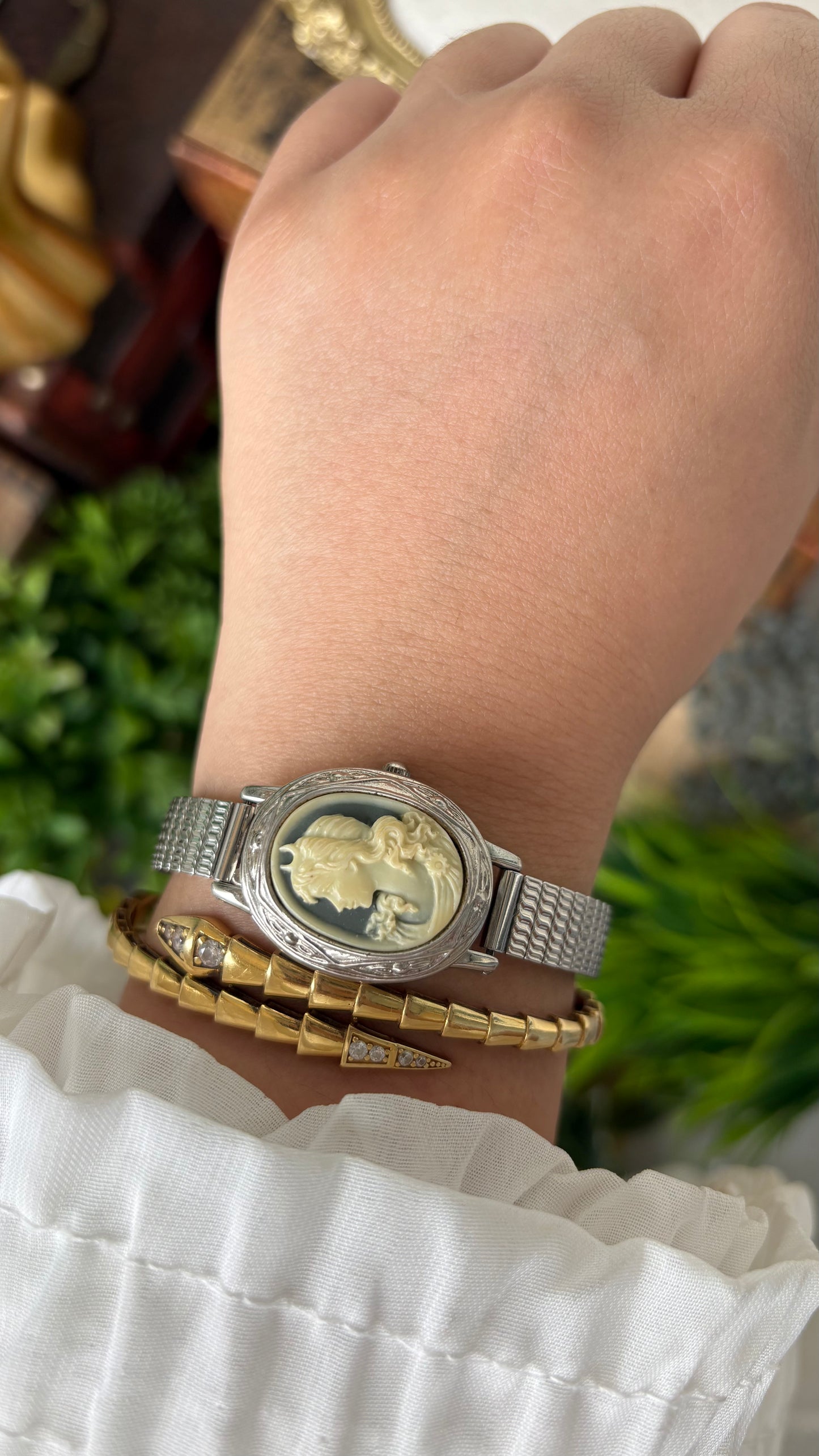 Rare Vintage Valentino Michelle Cameo Mirror Peekaboo Stretchy Band Watch in Silver Tone Quartz #00627