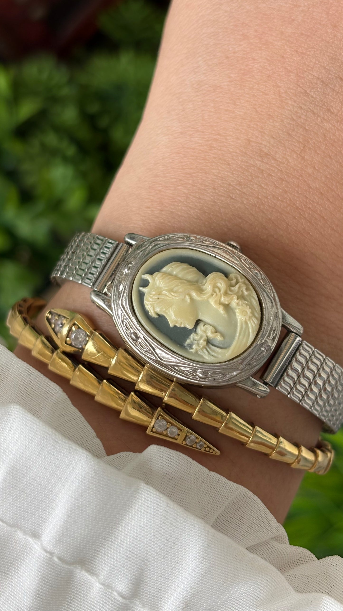 Rare Vintage Valentino Michelle Cameo Mirror Peekaboo Stretchy Band Watch in Silver Tone Quartz #00627