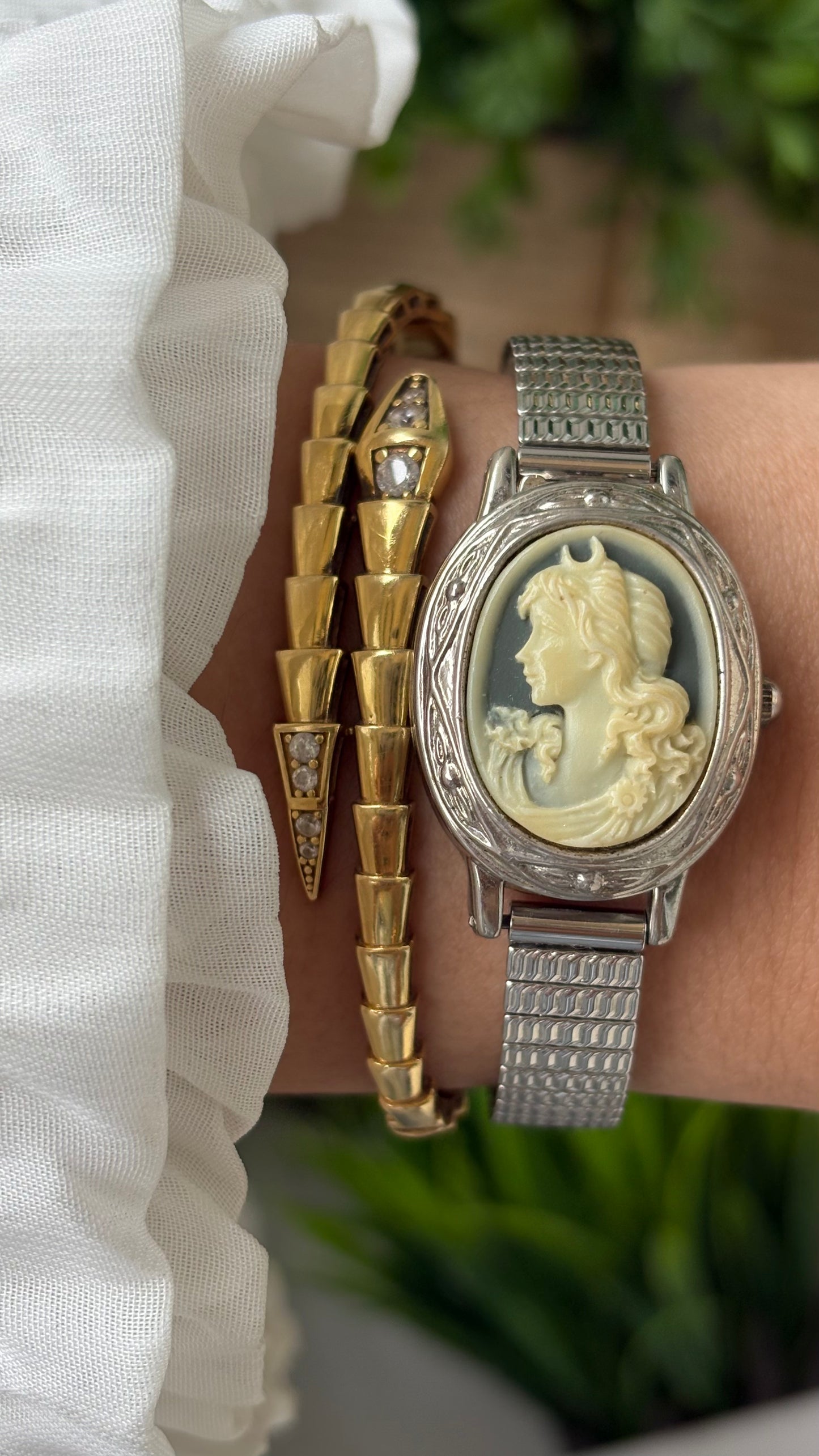Rare Vintage Valentino Michelle Cameo Mirror Peekaboo Stretchy Band Watch in Silver Tone Quartz #00627