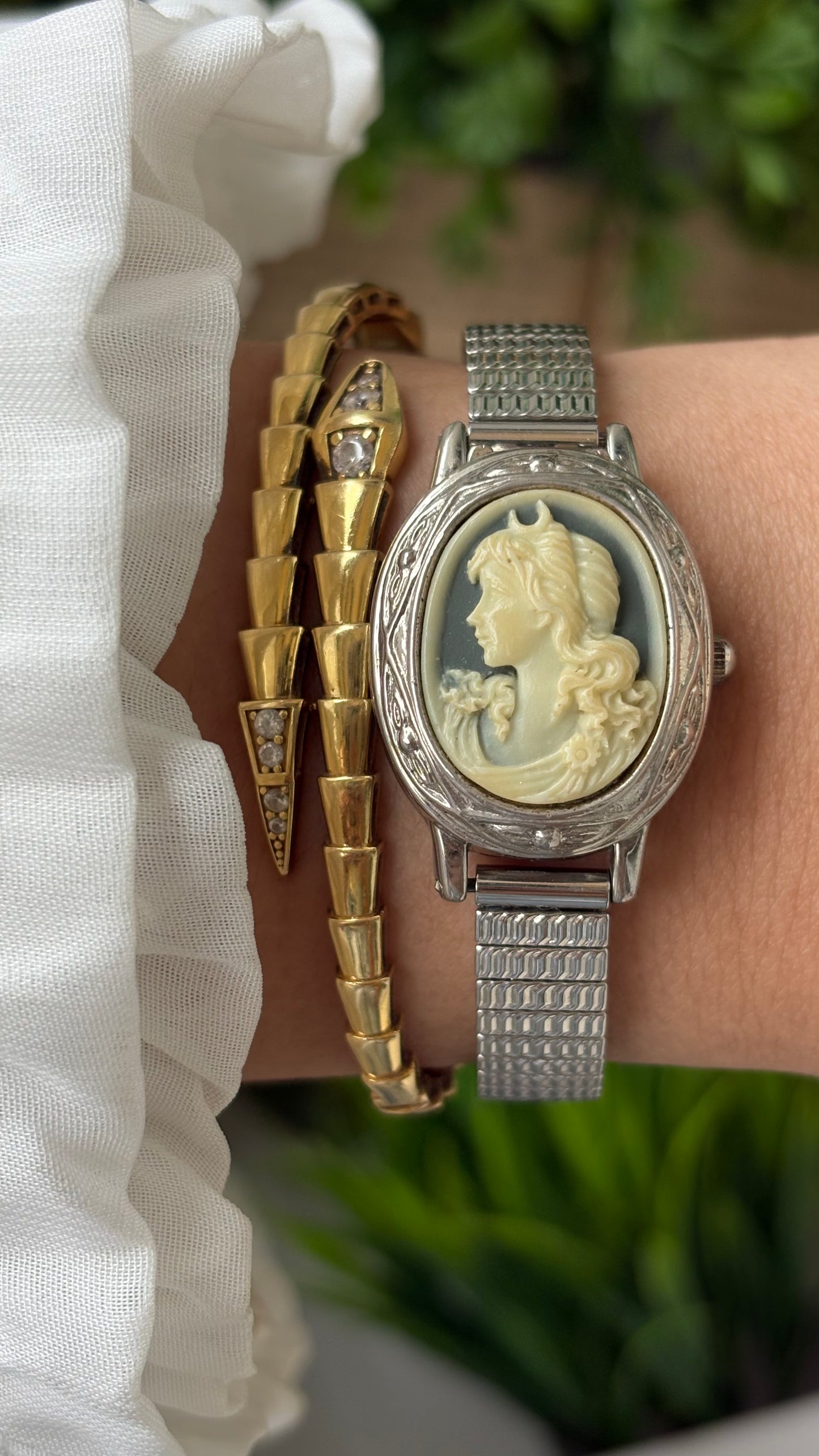 Rare Vintage Valentino Michelle Cameo Mirror Peekaboo Stretchy Band Watch in Silver Tone Quartz #00627