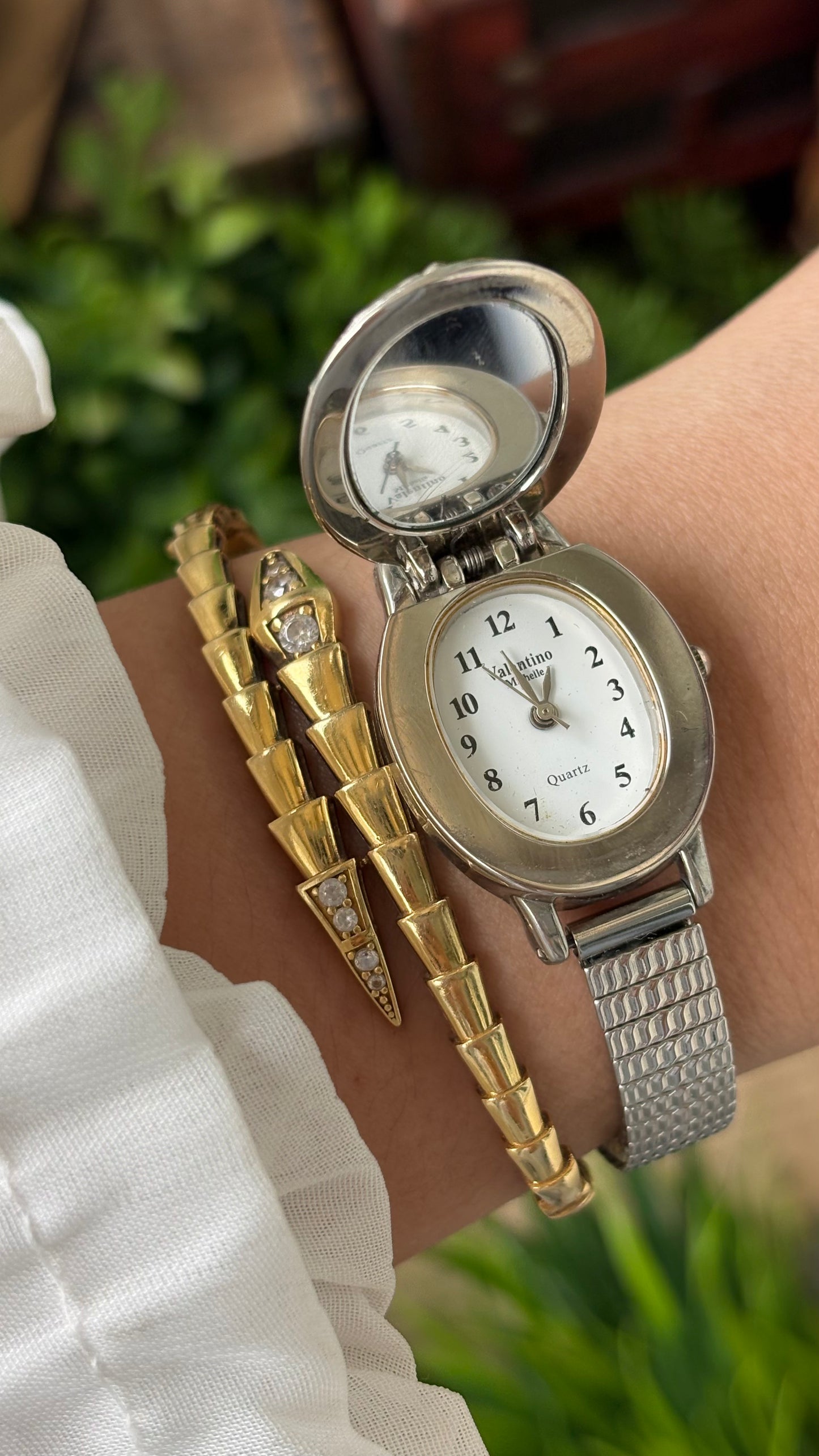 Rare Vintage Valentino Michelle Cameo Mirror Peekaboo Stretchy Band Watch in Silver Tone Quartz #00627