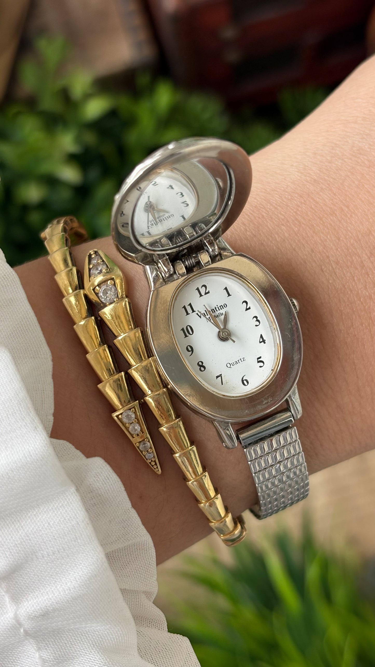 Rare Vintage Valentino Michelle Cameo Mirror Peekaboo Stretchy Band Watch in Silver Tone Quartz #00627