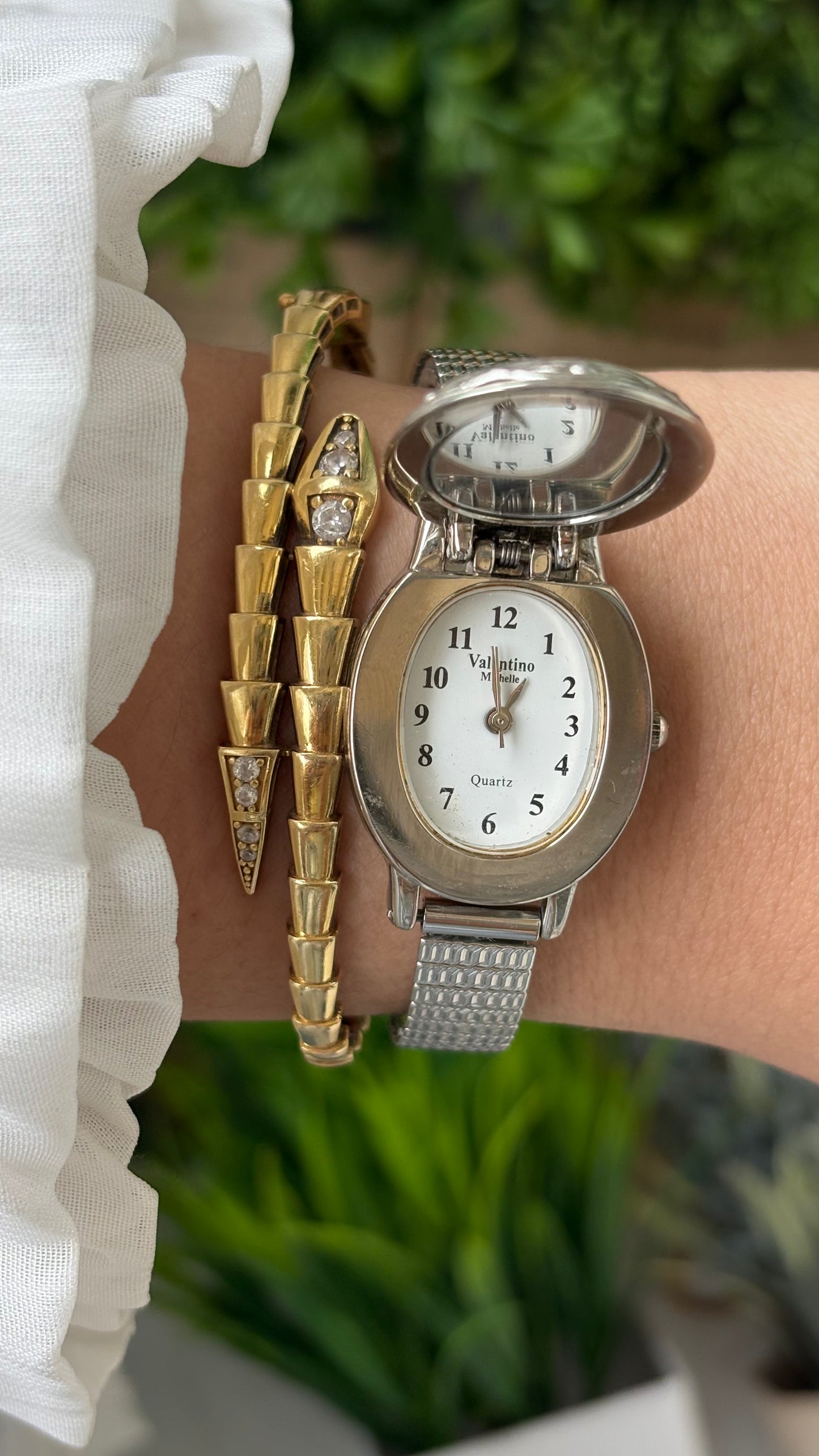 Rare Vintage Valentino Michelle Cameo Mirror Peekaboo Stretchy Band Watch in Silver Tone Quartz #00627