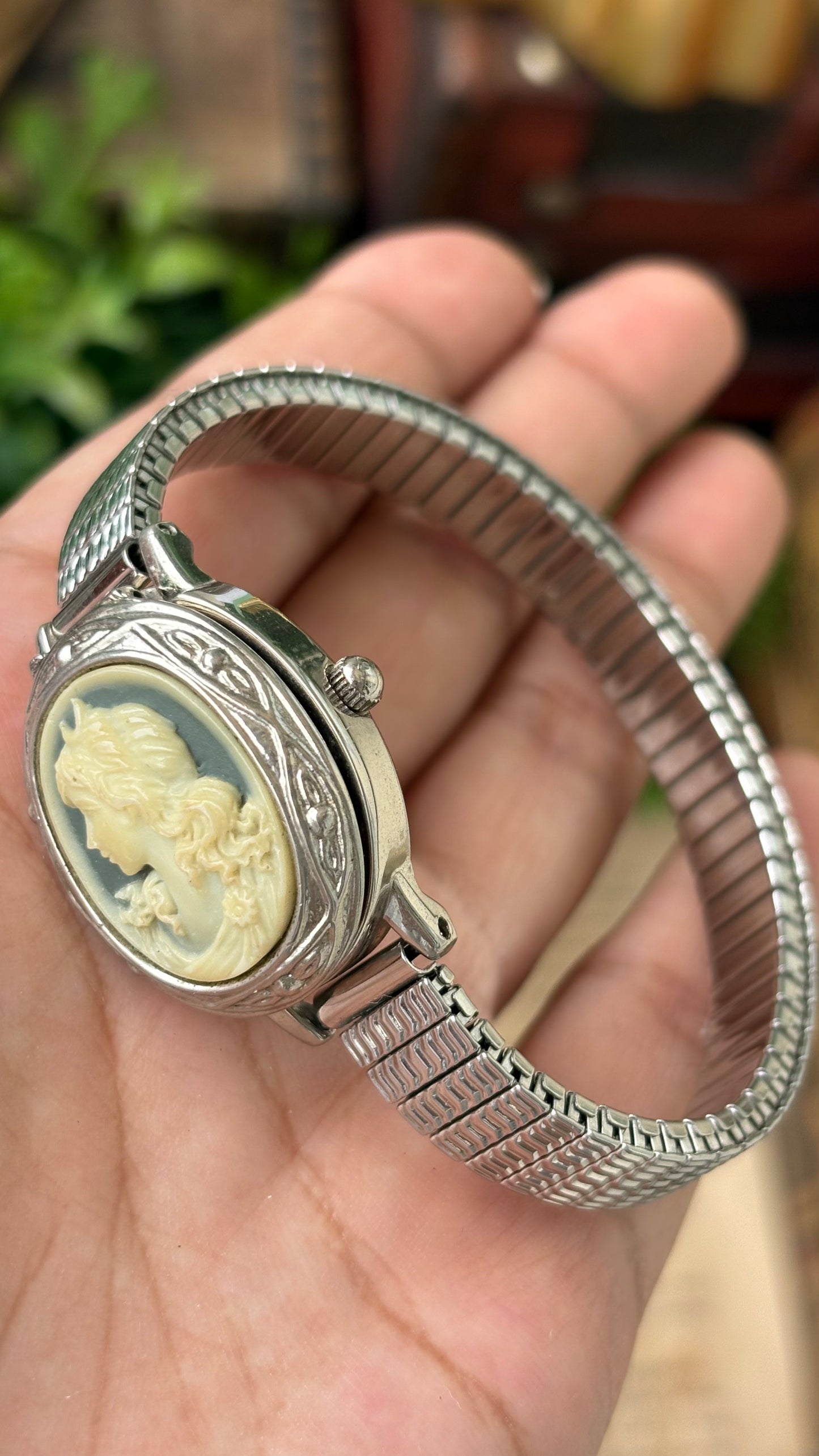 Rare Vintage Valentino Michelle Cameo Mirror Peekaboo Stretchy Band Watch in Silver Tone Quartz #00627