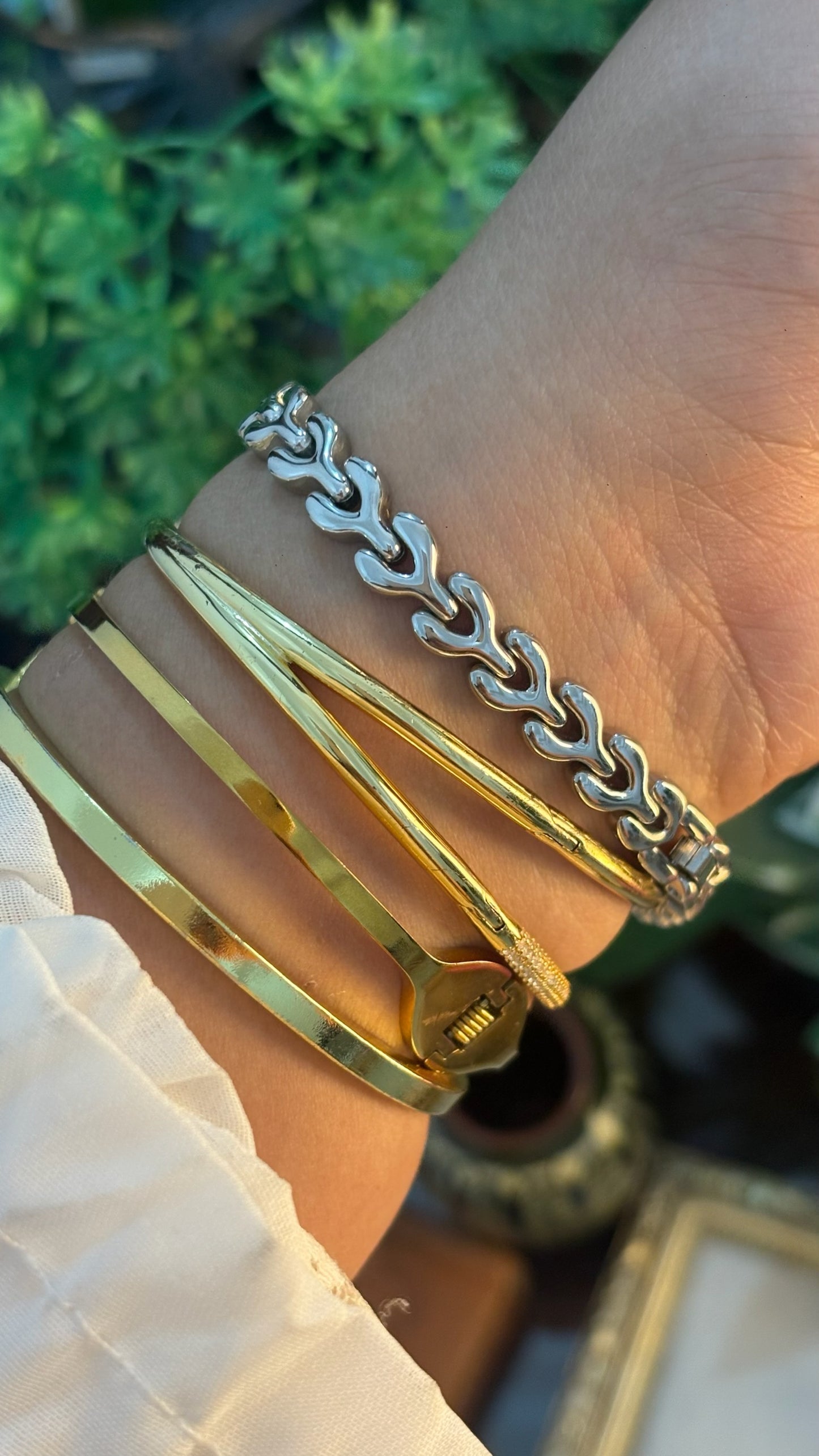 Rare Dainty Vintage John Richmond London Wishbone Links Bracelet Watch in Silver Tone Quartz