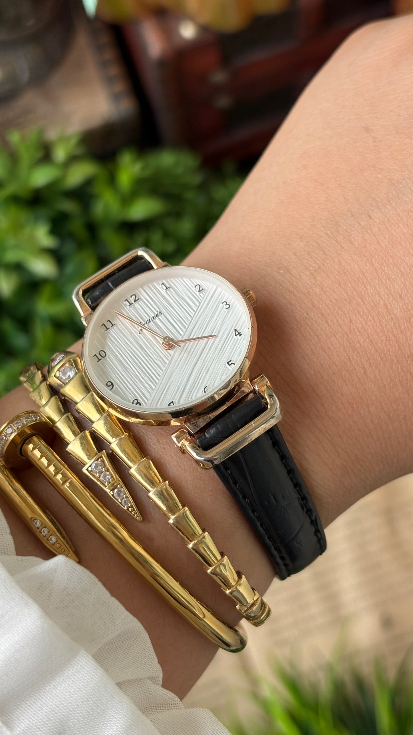 Vintage J-Axis Textured Brush Stroke Dial Watch in Gold Tone Black Leather Quartz #00908