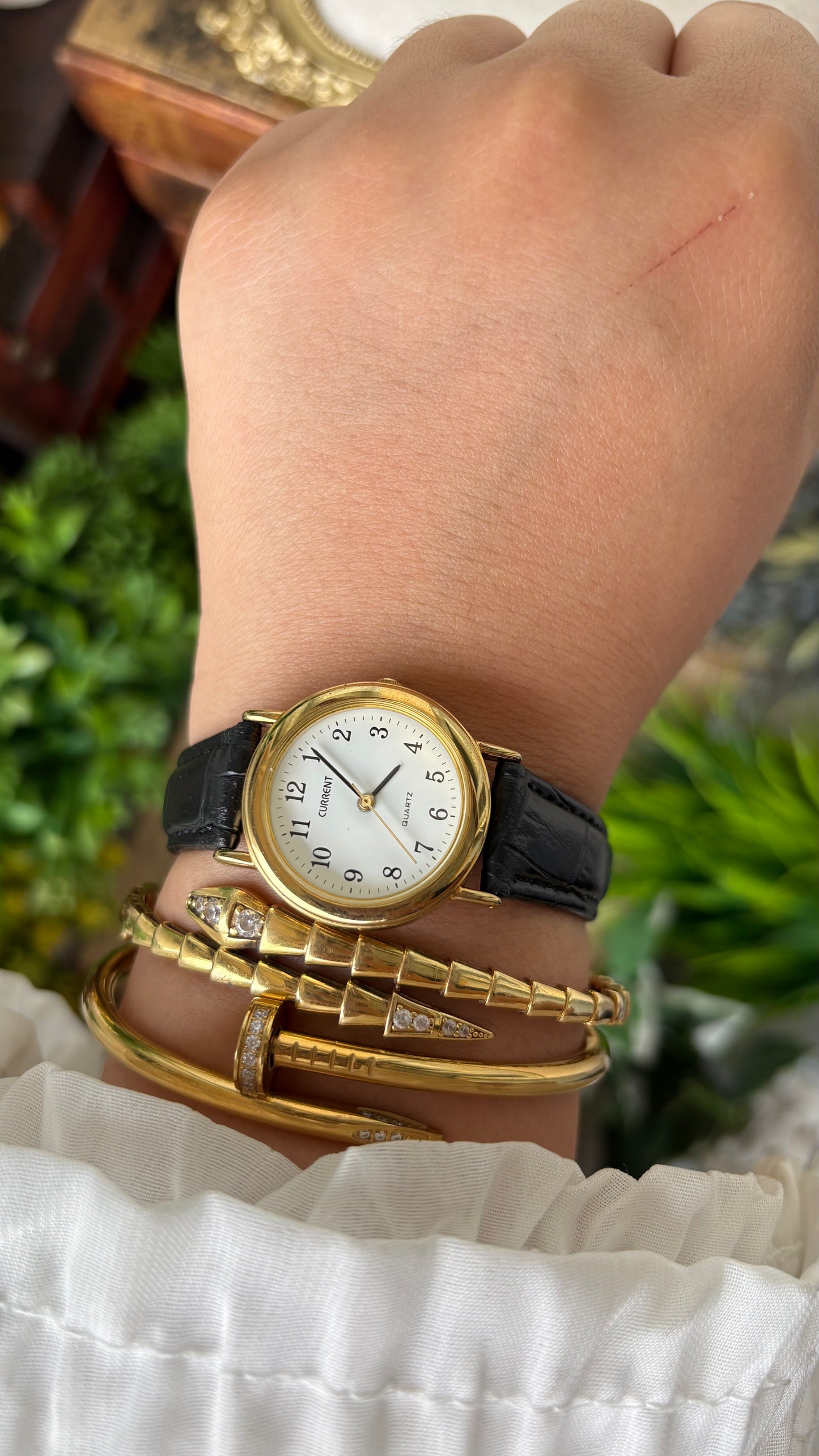 Vintage Current Classic Watch in Gold Tone Black Leather Quartz #00905