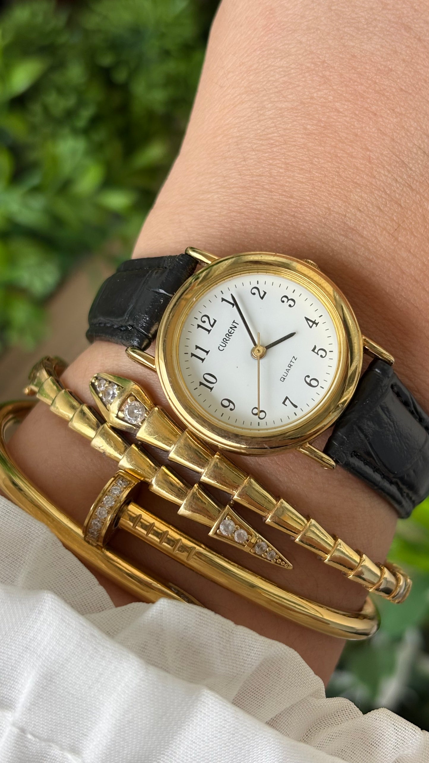 Vintage Current Classic Watch in Gold Tone Black Leather Quartz #00905