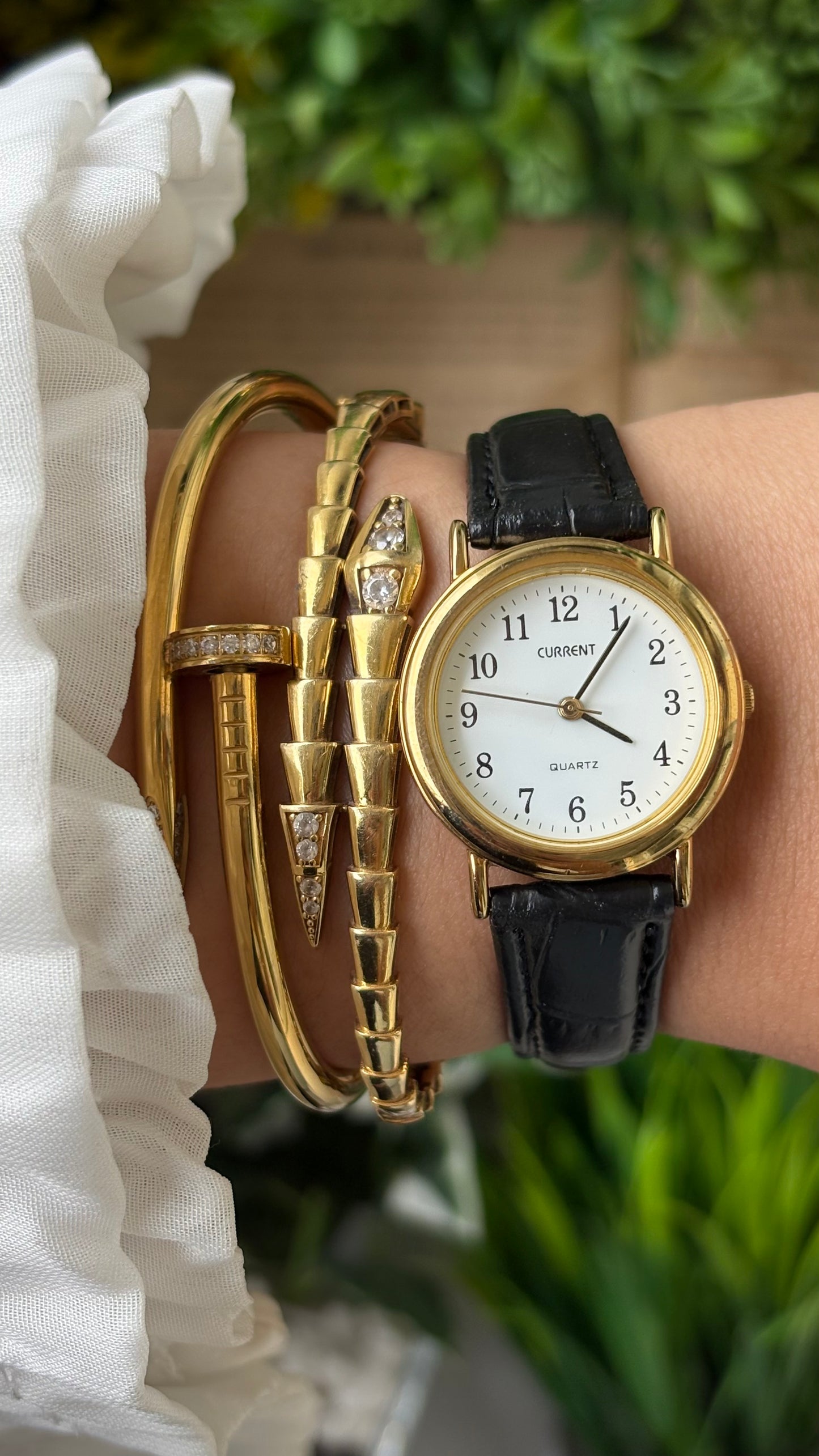 Vintage Current Classic Watch in Gold Tone Black Leather Quartz #00905