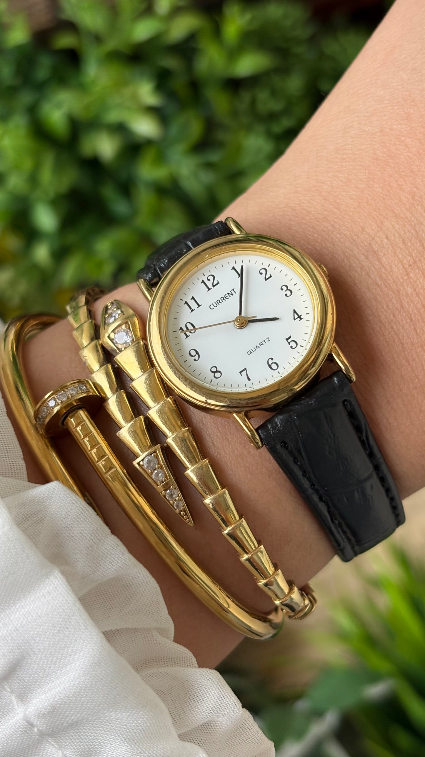 Vintage Current Classic Watch in Gold Tone Black Leather Quartz #00905