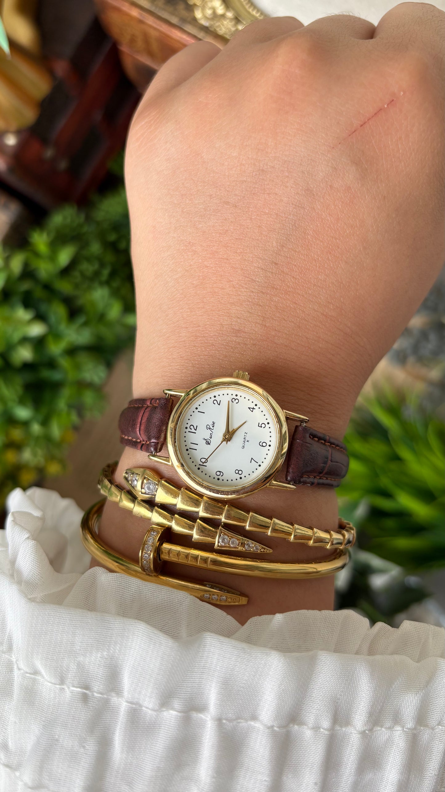 Vintage Sunrise Classic Watch in Gold Tone Maroon Leather Quartz #00922