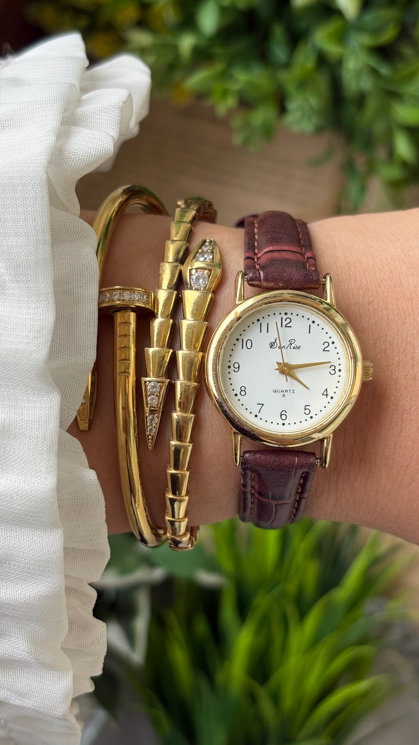 Vintage Sunrise Classic Watch in Gold Tone Maroon Leather Quartz #00922