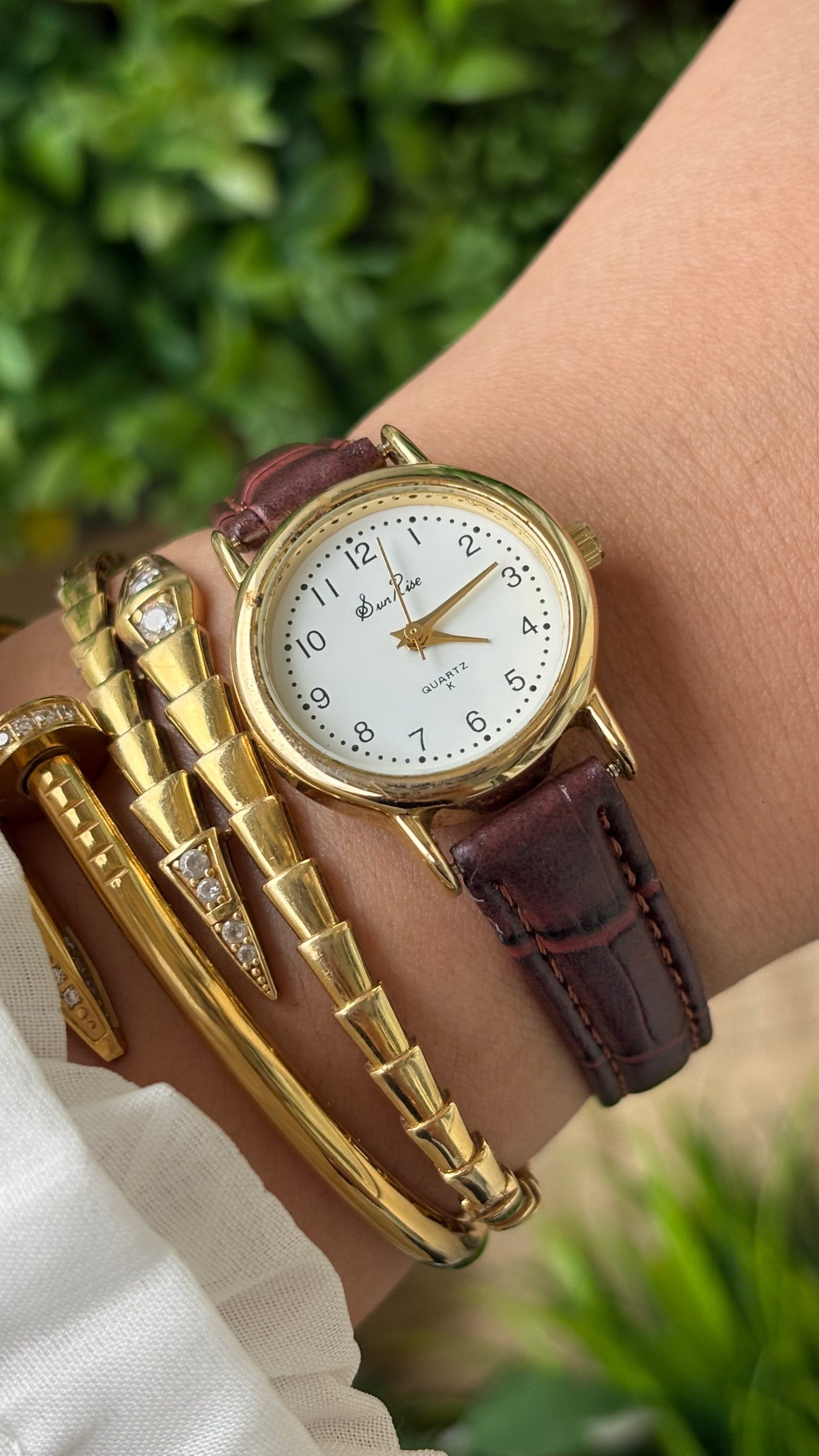 Vintage Sunrise Classic Watch in Gold Tone Maroon Leather Quartz #00922