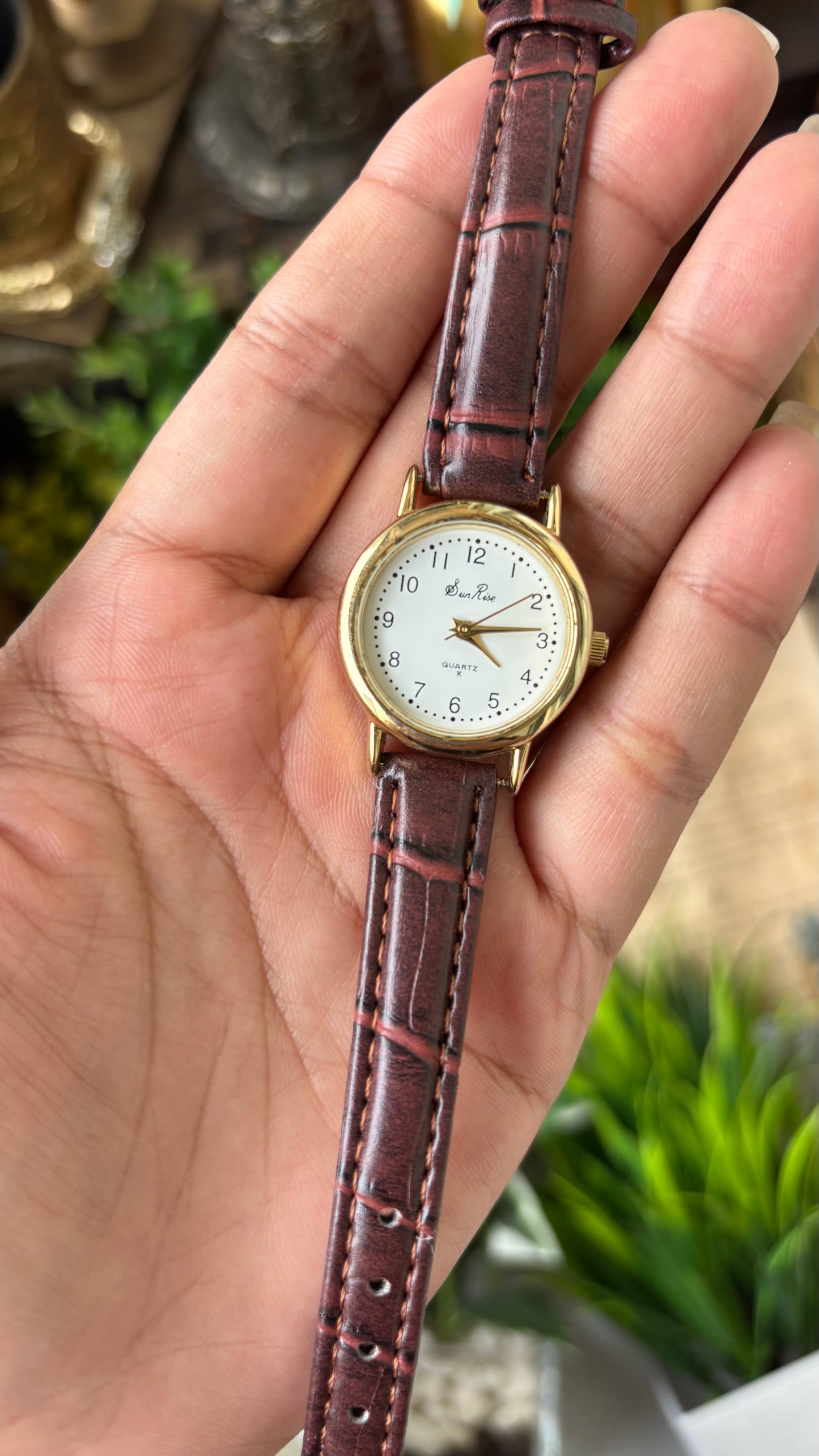 Vintage Sunrise Classic Watch in Gold Tone Maroon Leather Quartz #00922