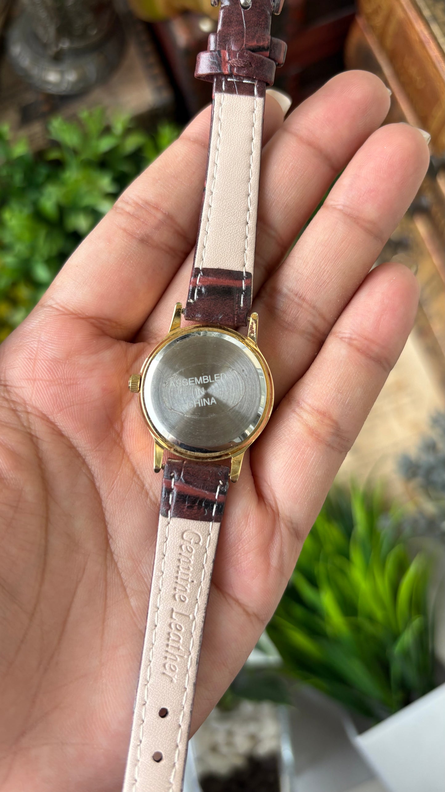 Vintage Sunrise Classic Watch in Gold Tone Maroon Leather Quartz #00922