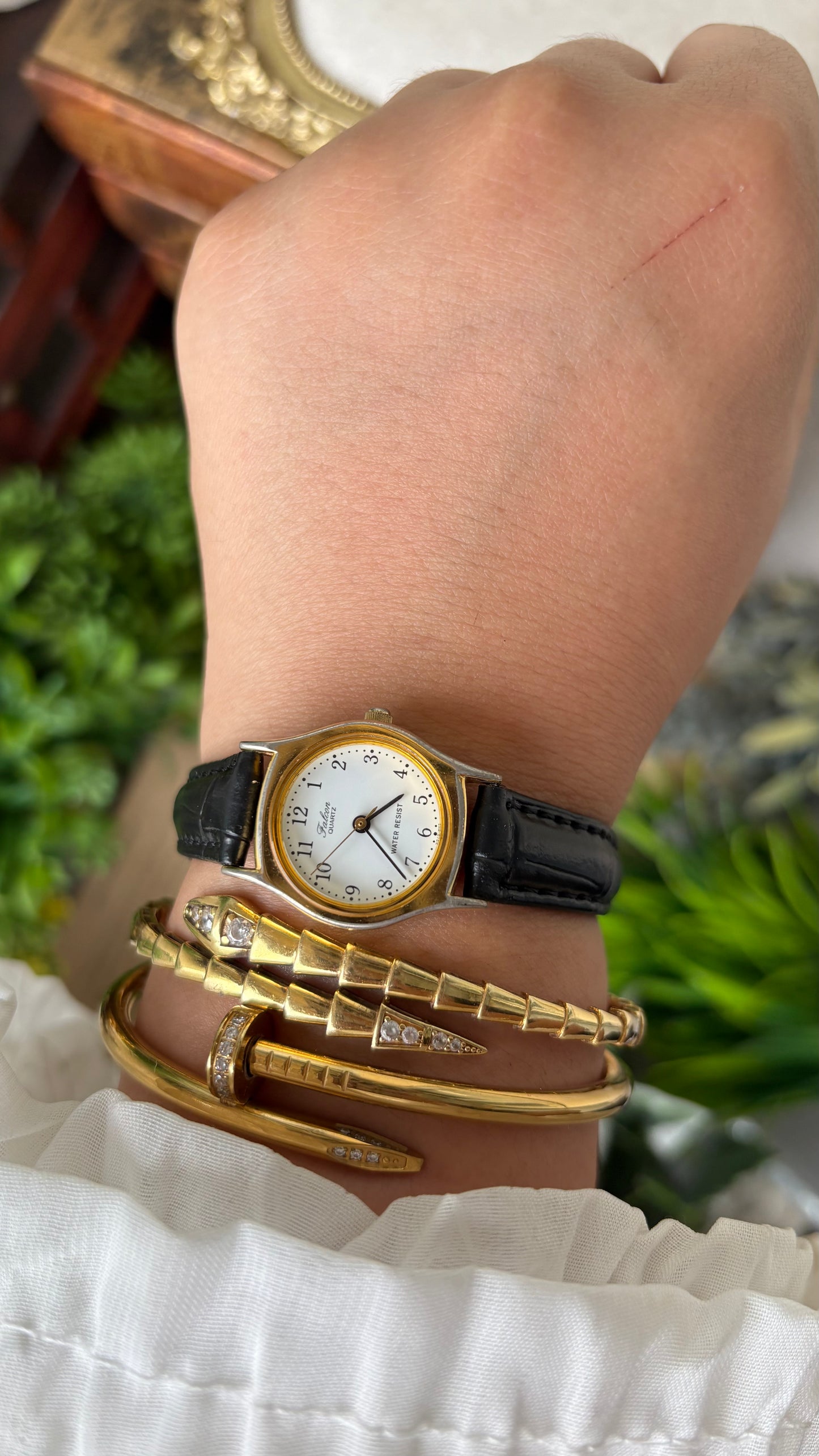 Dainty Vintage Falcon Q&Q Classic Watch in Gold Tone Black Leather Quartz #00920