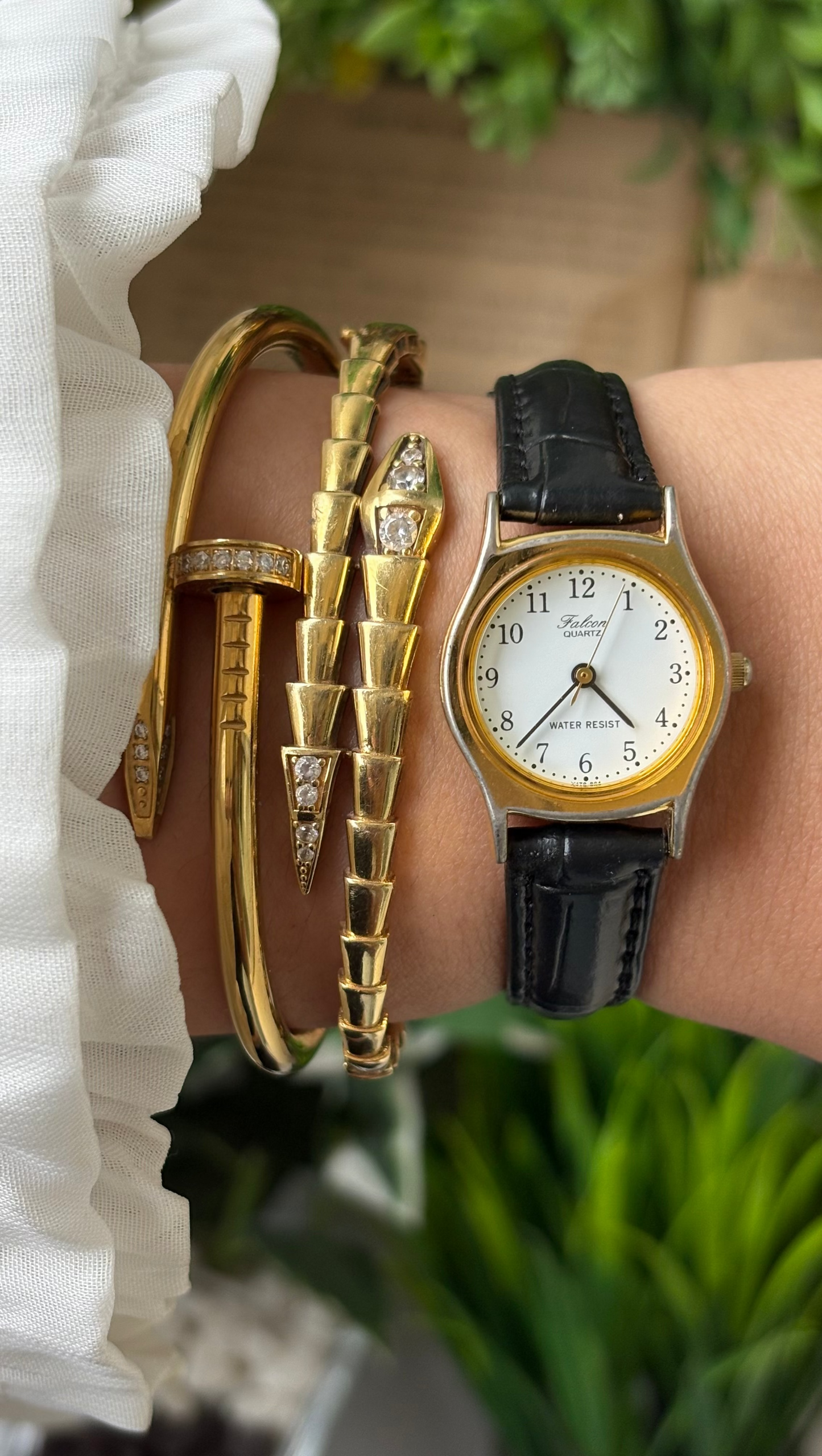 Dainty Vintage Falcon Q&Q Classic Watch in Gold Tone Black Leather Quartz #00920