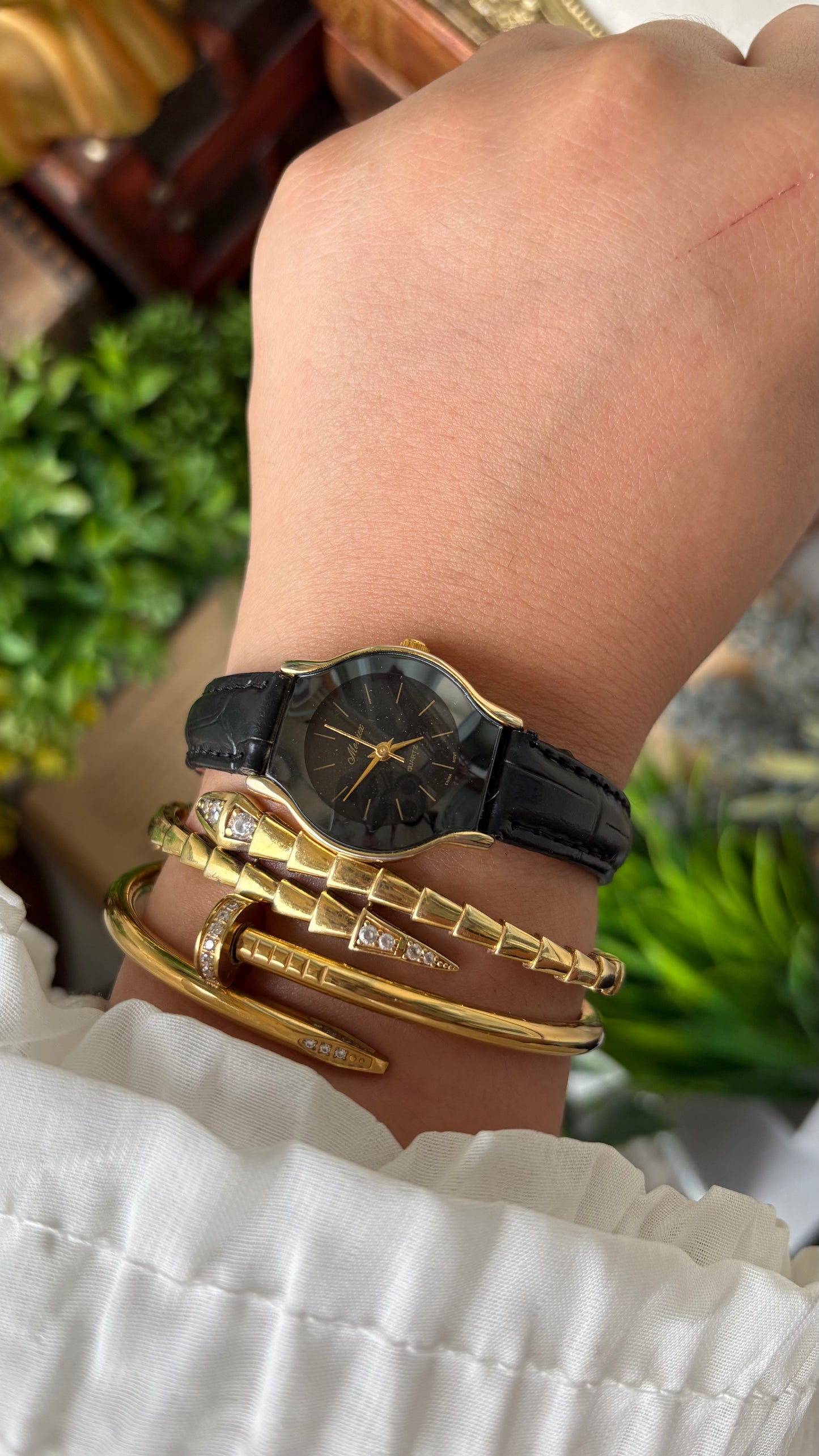 Vintage Dainty Moniex Elegant Blackout Dial Watch in Gold Tone Black Leather Quartz #00924