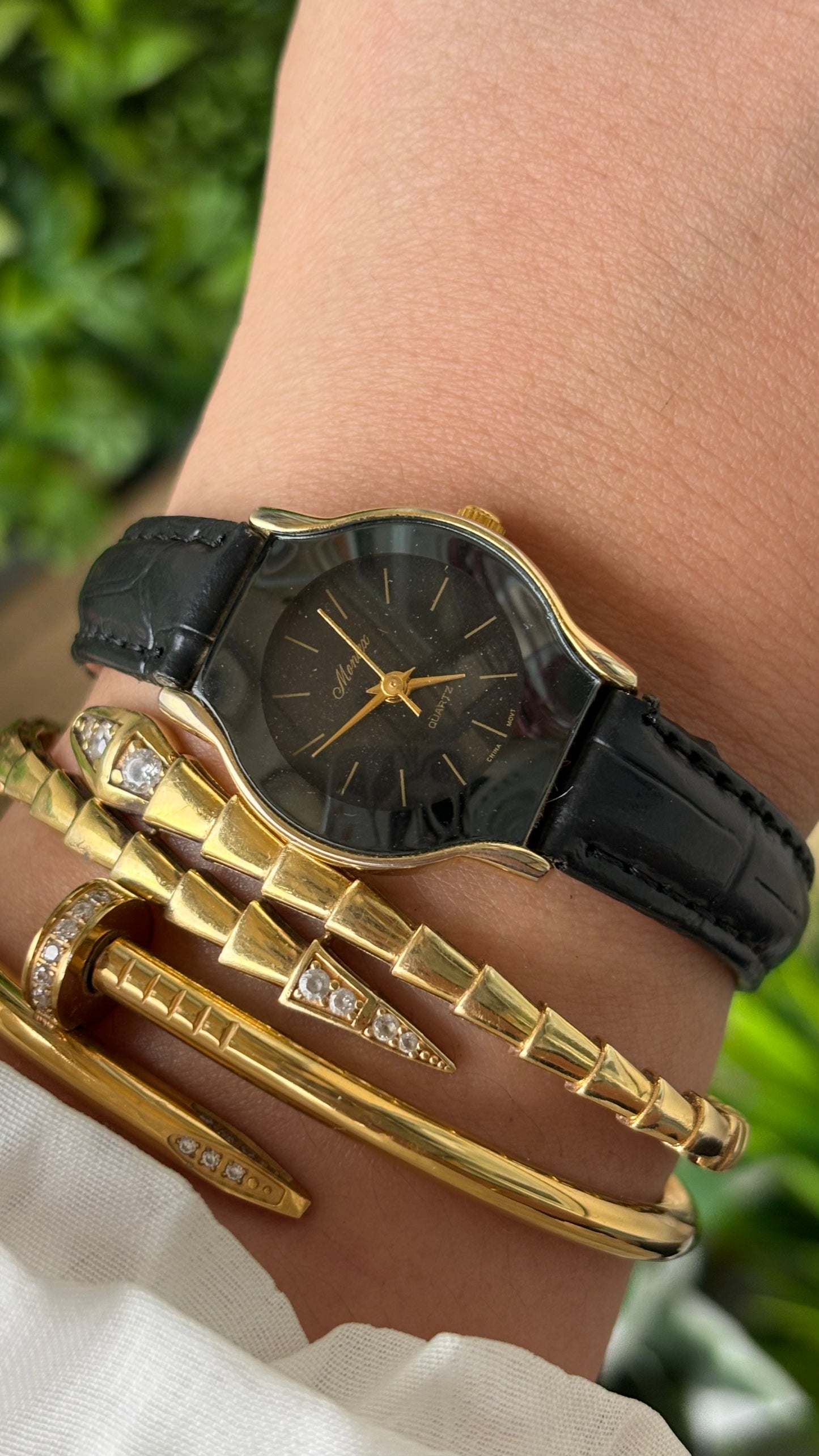 Vintage Dainty Moniex Elegant Blackout Dial Watch in Gold Tone Black Leather Quartz #00924