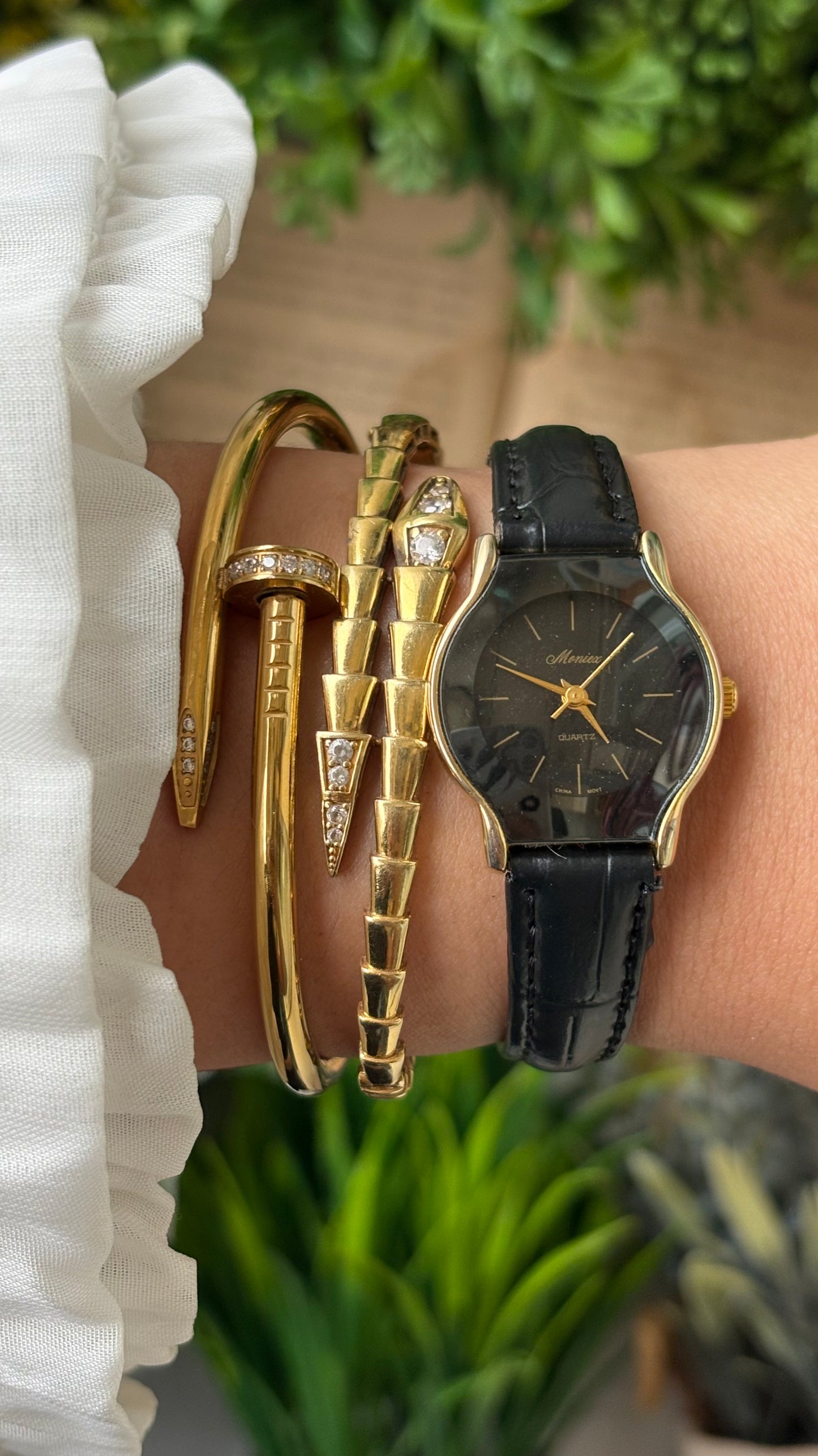 Vintage Dainty Moniex Elegant Blackout Dial Watch in Gold Tone Black Leather Quartz #00924