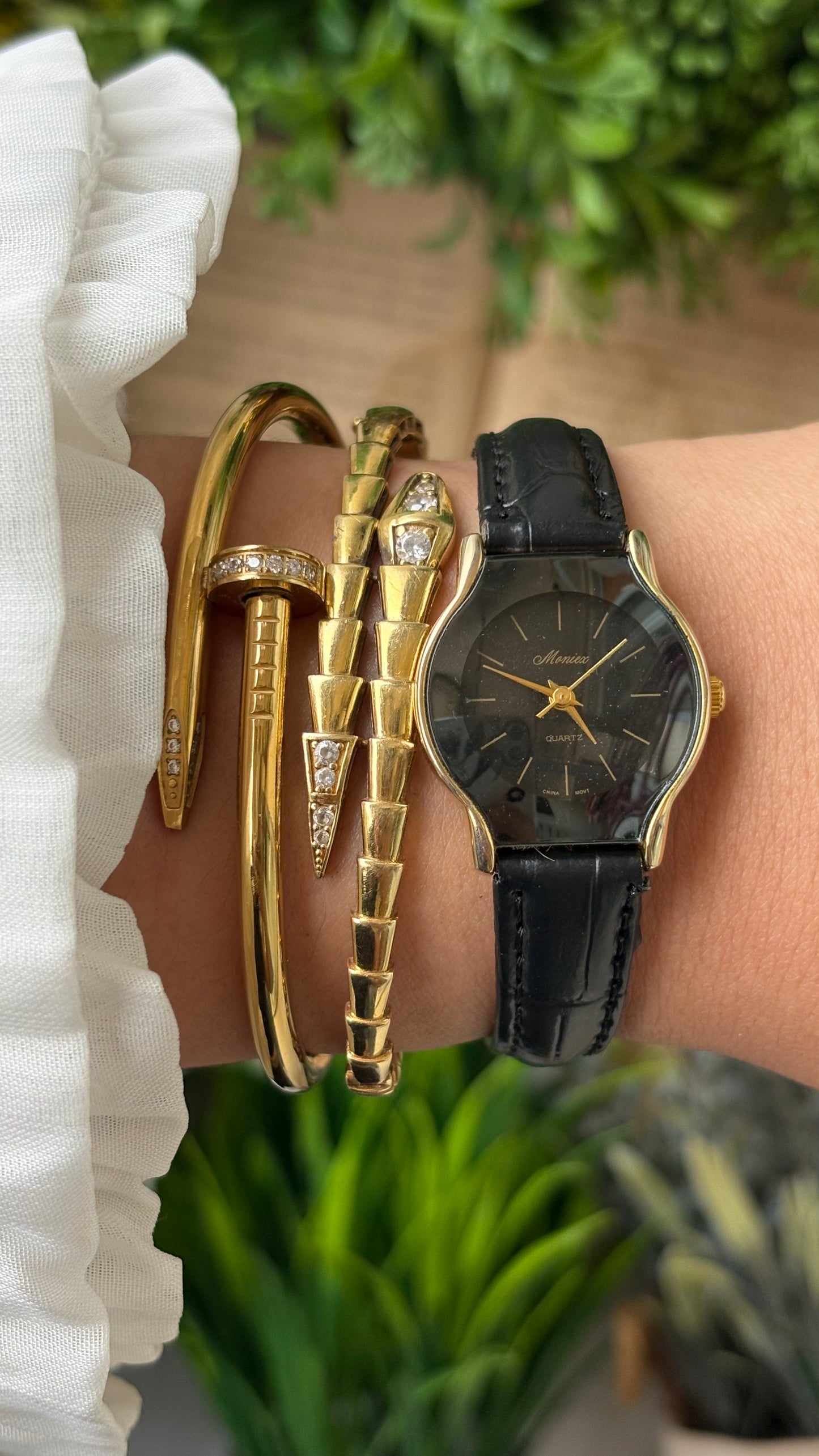 Vintage Dainty Moniex Elegant Blackout Dial Watch in Gold Tone Black Leather Quartz #00924