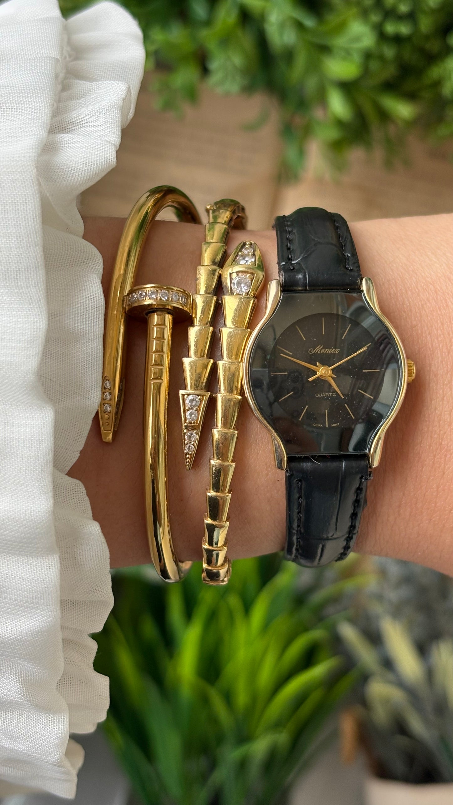 Vintage Dainty Moniex Elegant Blackout Dial Watch in Gold Tone Black Leather Quartz #00924