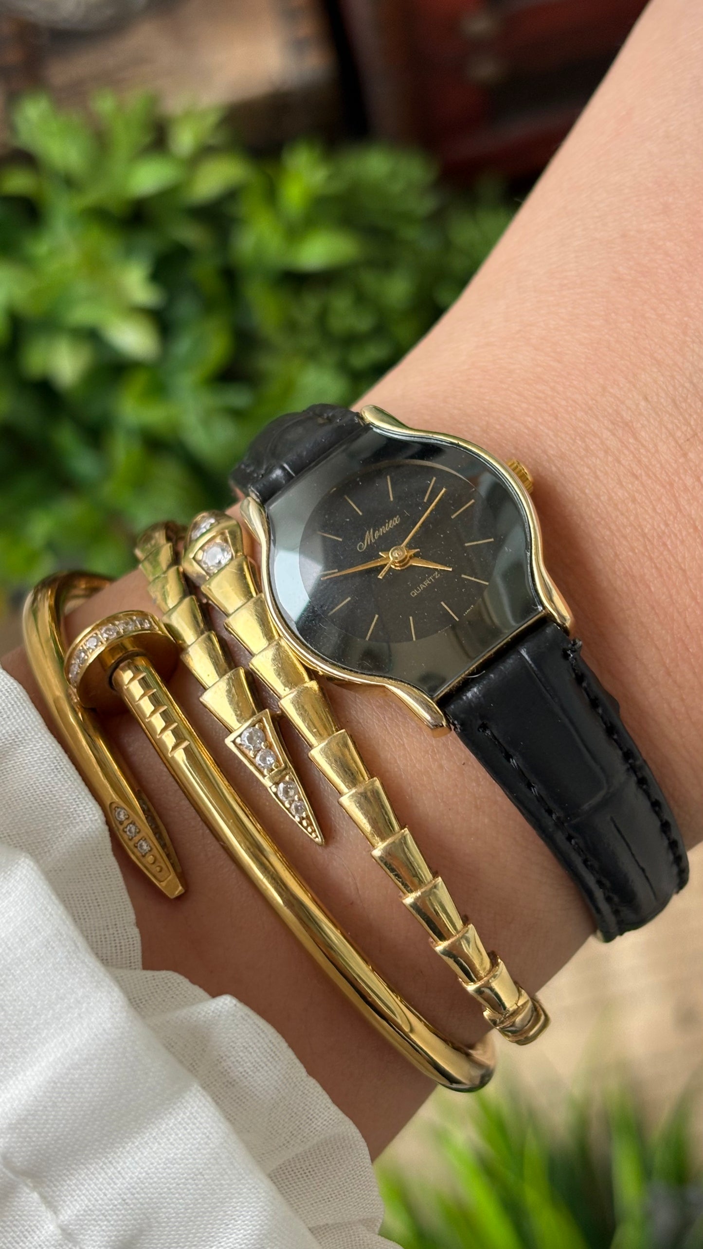 Vintage Dainty Moniex Elegant Blackout Dial Watch in Gold Tone Black Leather Quartz #00924