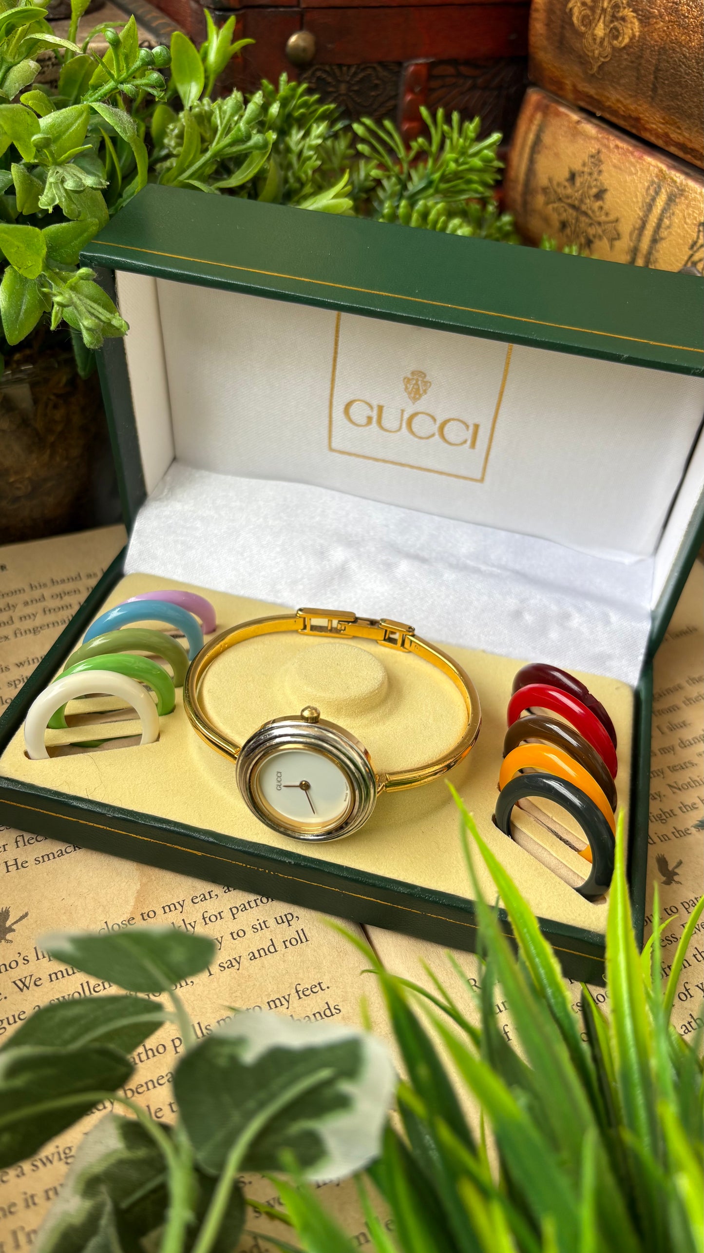 Extremely Rare Vintage Gucci 1100L Interchangeable Bezel Set Bangle Watch in Gold Tone