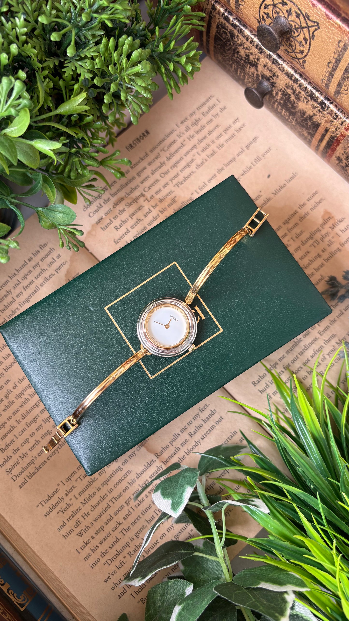 Extremely Rare Vintage Gucci 1100L Interchangeable Bezel Set Bangle Watch in Gold Tone