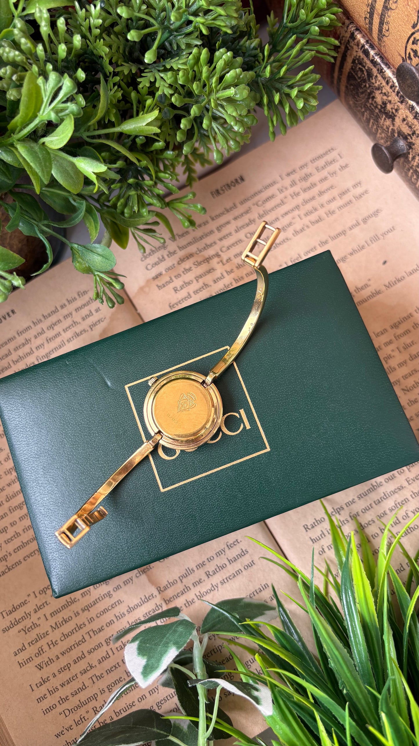 Extremely Rare Vintage Gucci 1100L Interchangeable Bezel Set Bangle Watch in Gold Tone