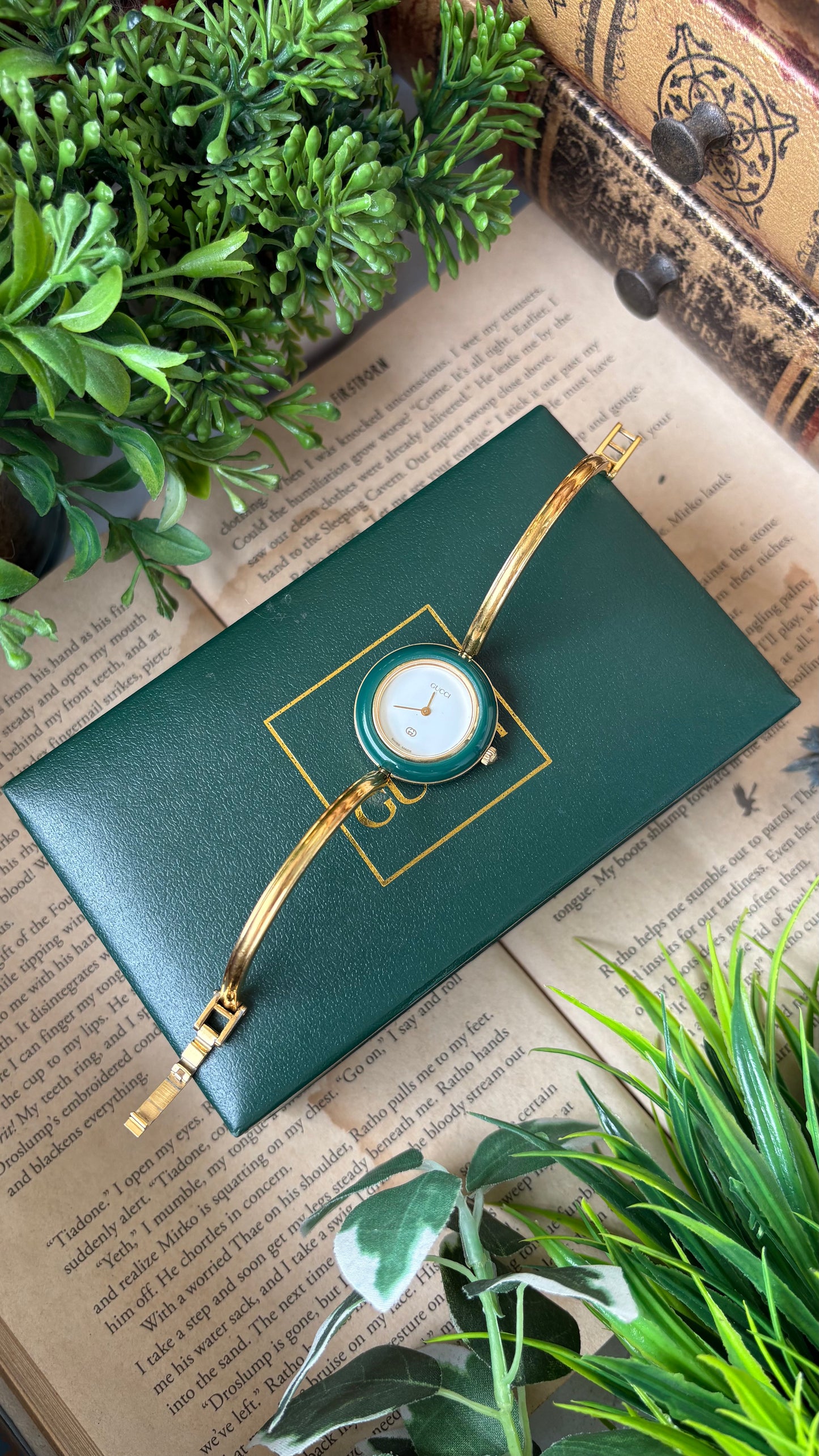 Extremely Rare Vintage Gucci 1100L Interchangeable Bezel Set Bangle Watch in Gold Tone