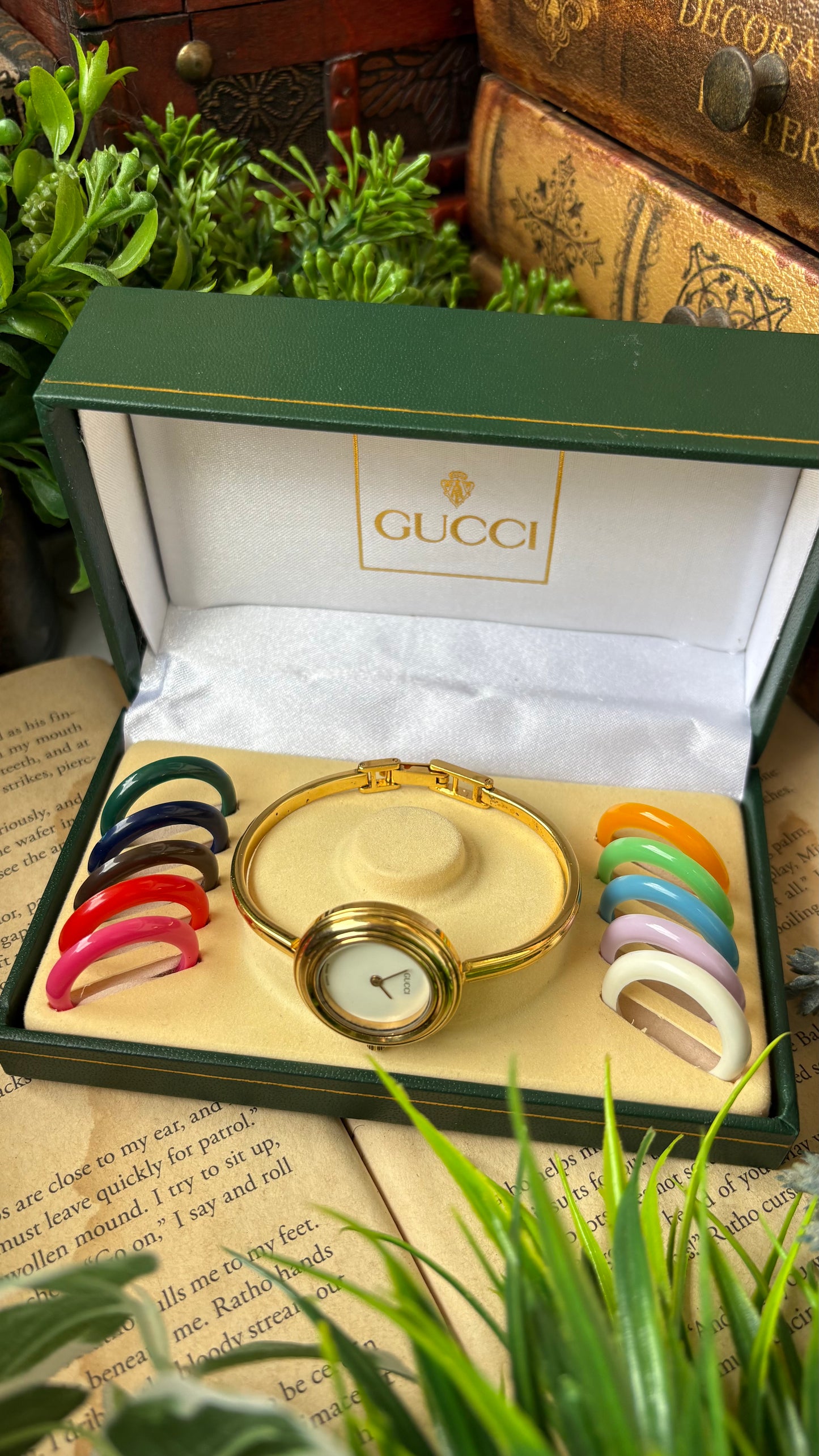 Extremely Rare Vintage Gucci 1100L Interchangeable Bezel Set Bangle Watch in Gold Tone