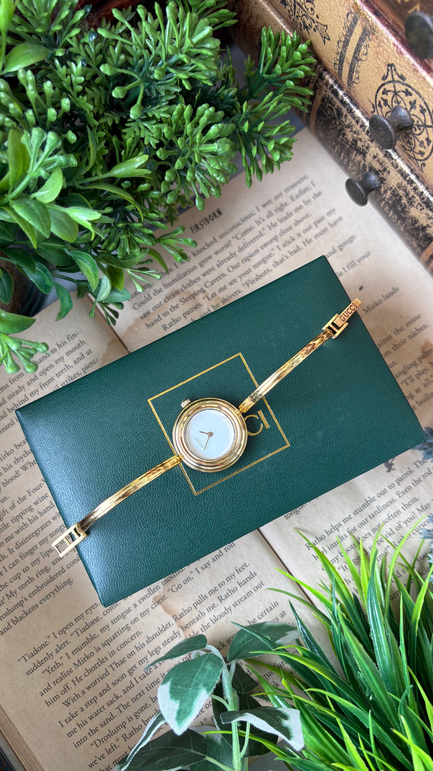 Extremely Rare Vintage Gucci 1100L Interchangeable Bezel Set Bangle Watch in Gold Tone