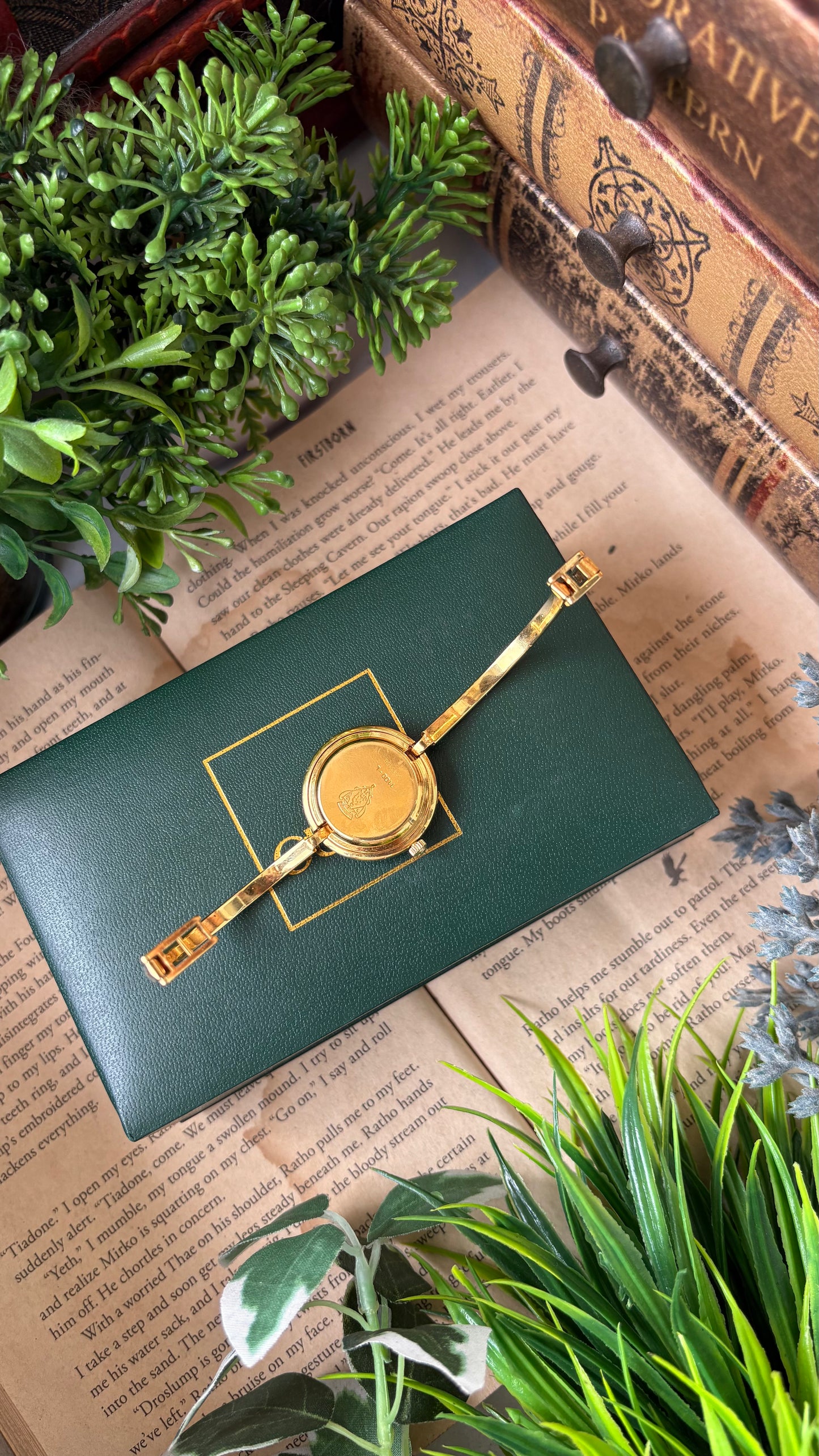 Extremely Rare Vintage Gucci 1100L Interchangeable Bezel Set Bangle Watch in Gold Tone