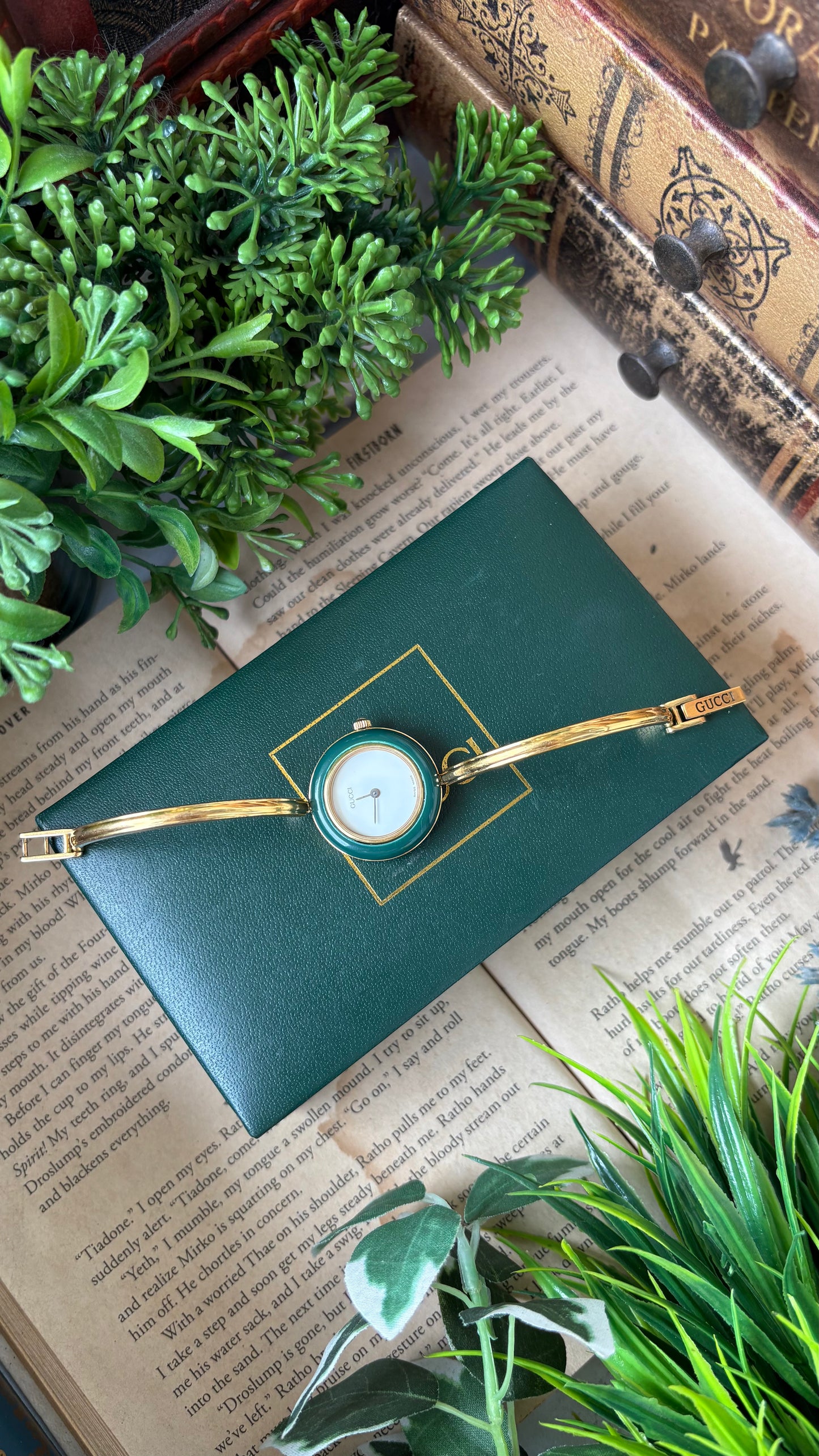 Extremely Rare Vintage Gucci 1100L Interchangeable Bezel Set Bangle Watch in Gold Tone