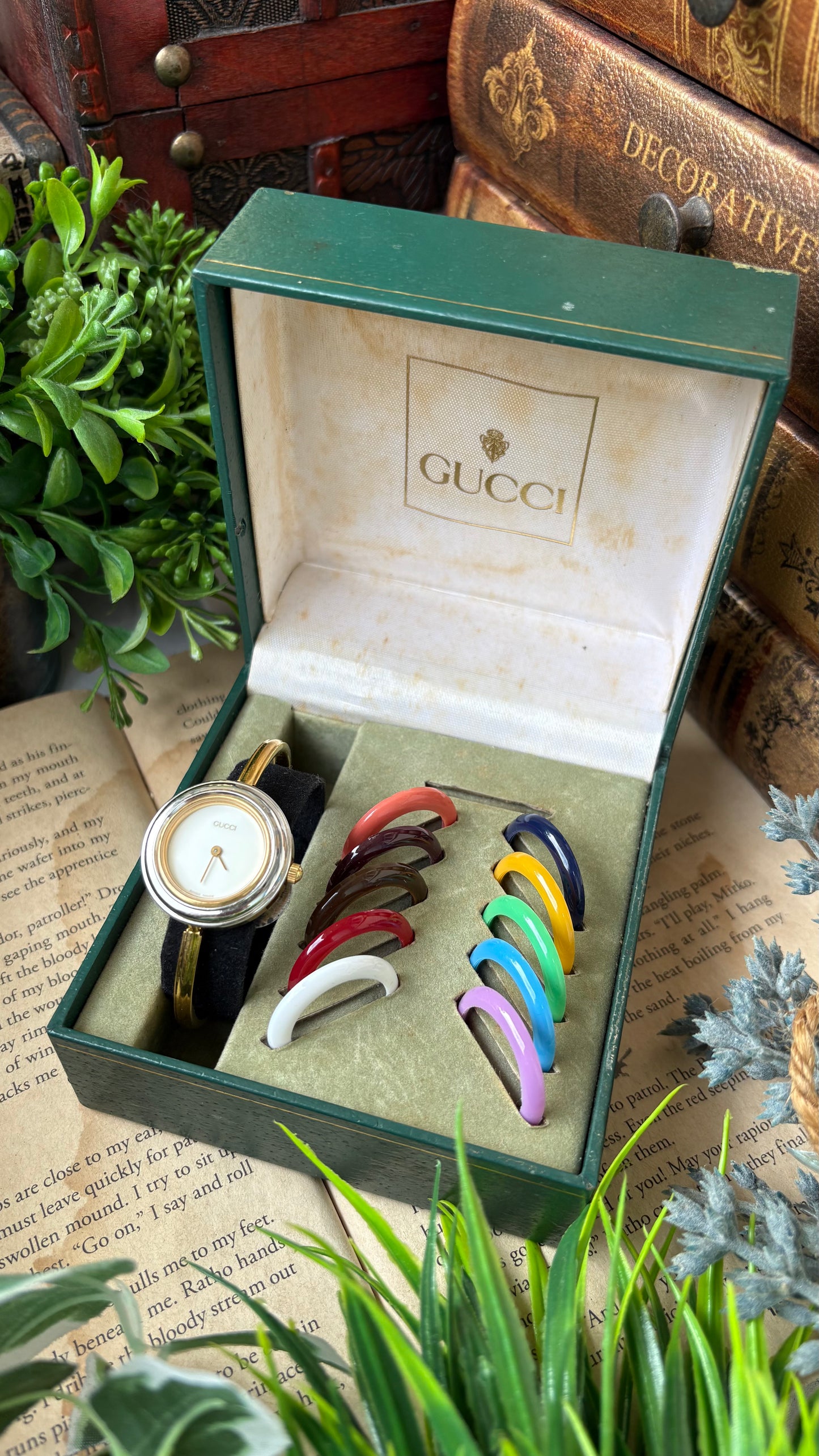 Extremely Rare Vintage Gucci 1100L Interchangeable Bezel Set Bangle Watch in Gold Tone