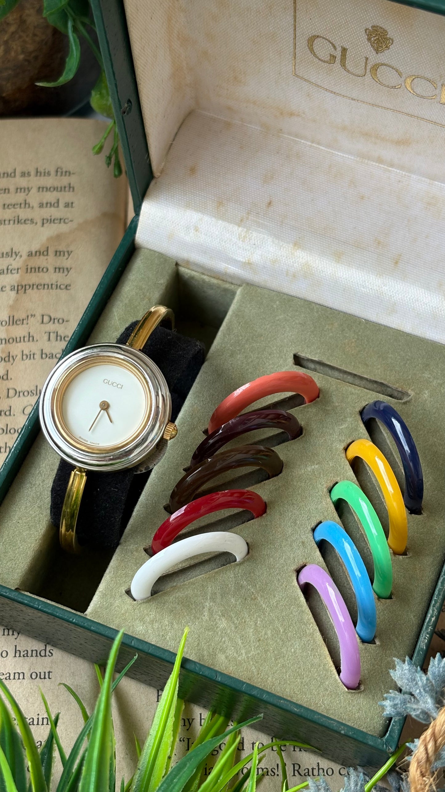 Extremely Rare Vintage Gucci 1100L Interchangeable Bezel Set Bangle Watch in Gold Tone