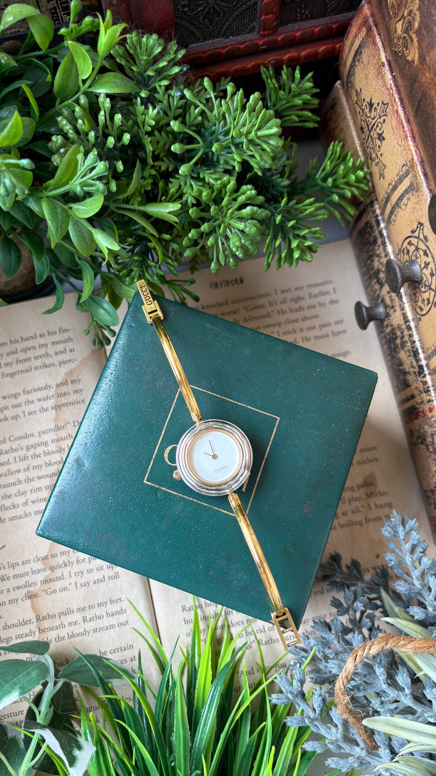 Extremely Rare Vintage Gucci 1100L Interchangeable Bezel Set Bangle Watch in Gold Tone