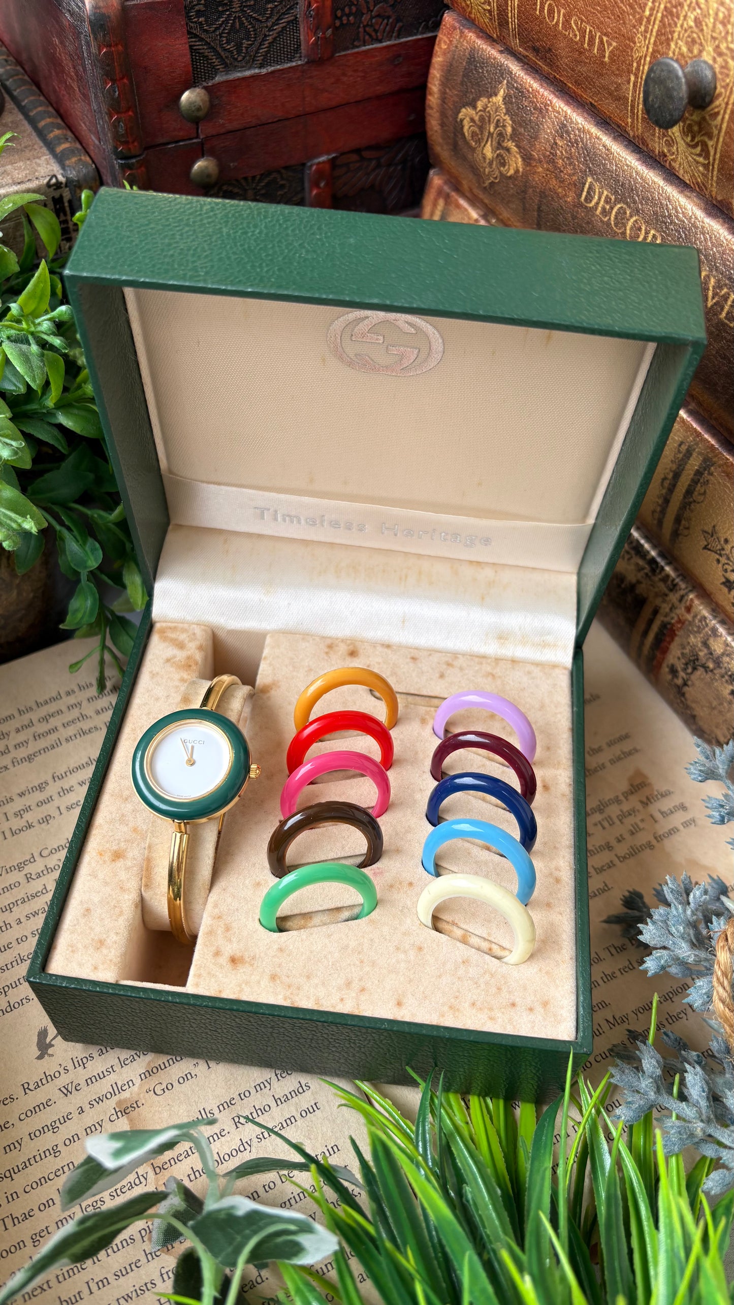 Extremely Rare Vintage Gucci 1100L Interchangeable Bezel Set Bangle Watch in Gold Tone